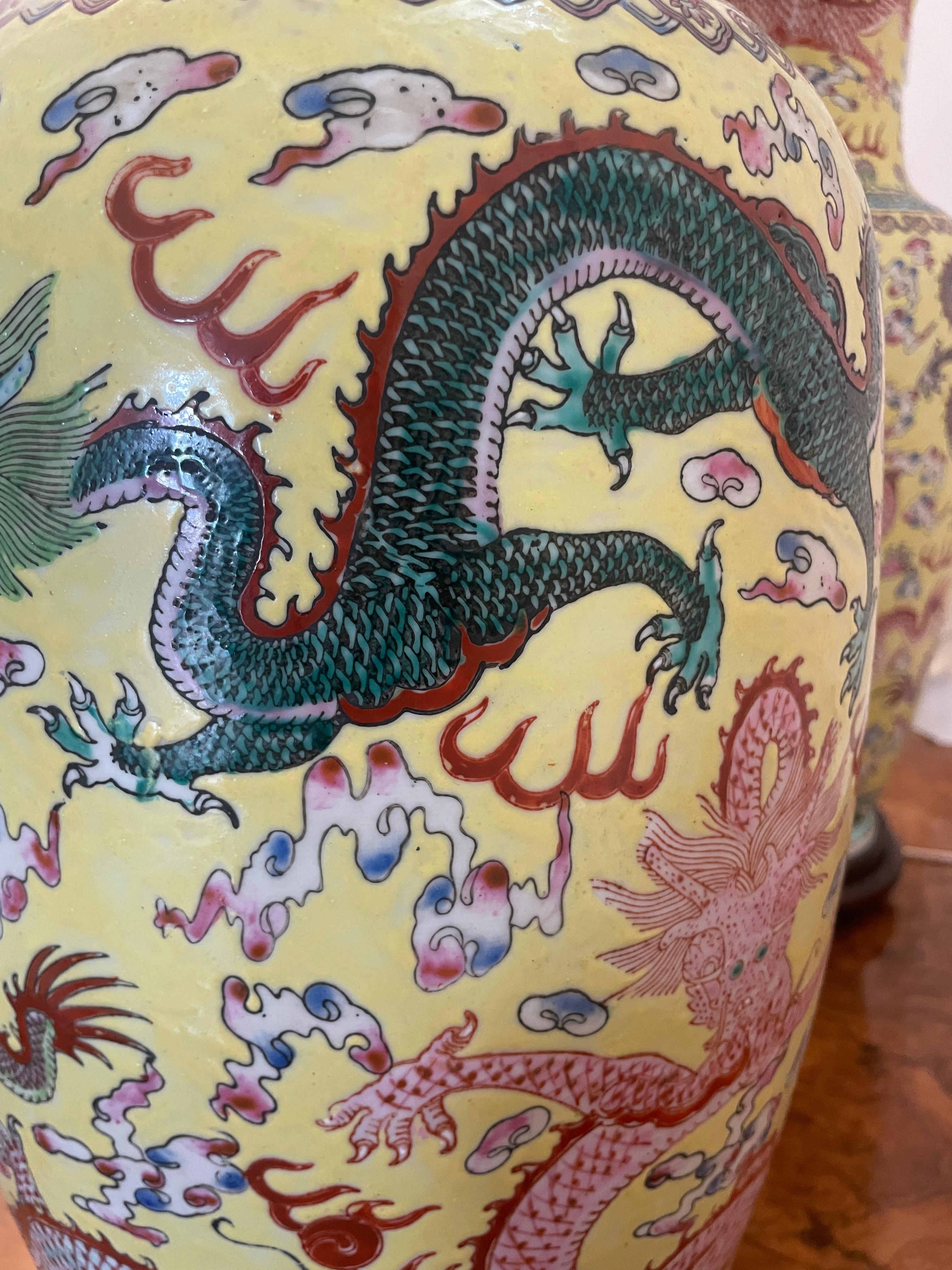 Grande coppia di lampade a vaso in porcellana cinese del XIX secolo 105 x 24 cm in vendita 3