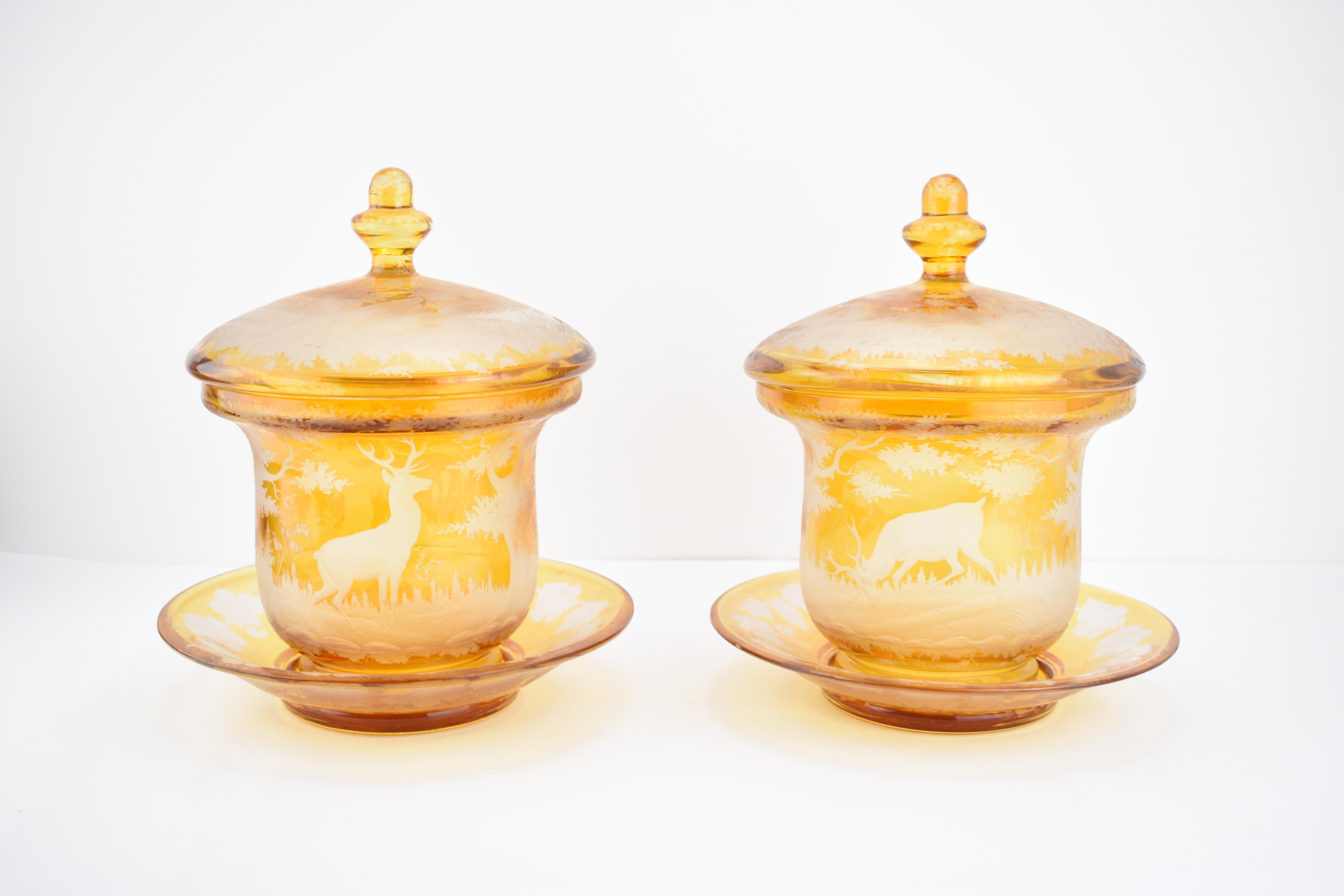 Ensemble de bols de service / bonbonnières avec des scènes de nature gravées - Verre de Bohème, vers 1850

Ce superbe ensemble se compose d'une grande paire de bols avec couvercles et d'assiettes, tous gravés de manière complexe avec des scènes de