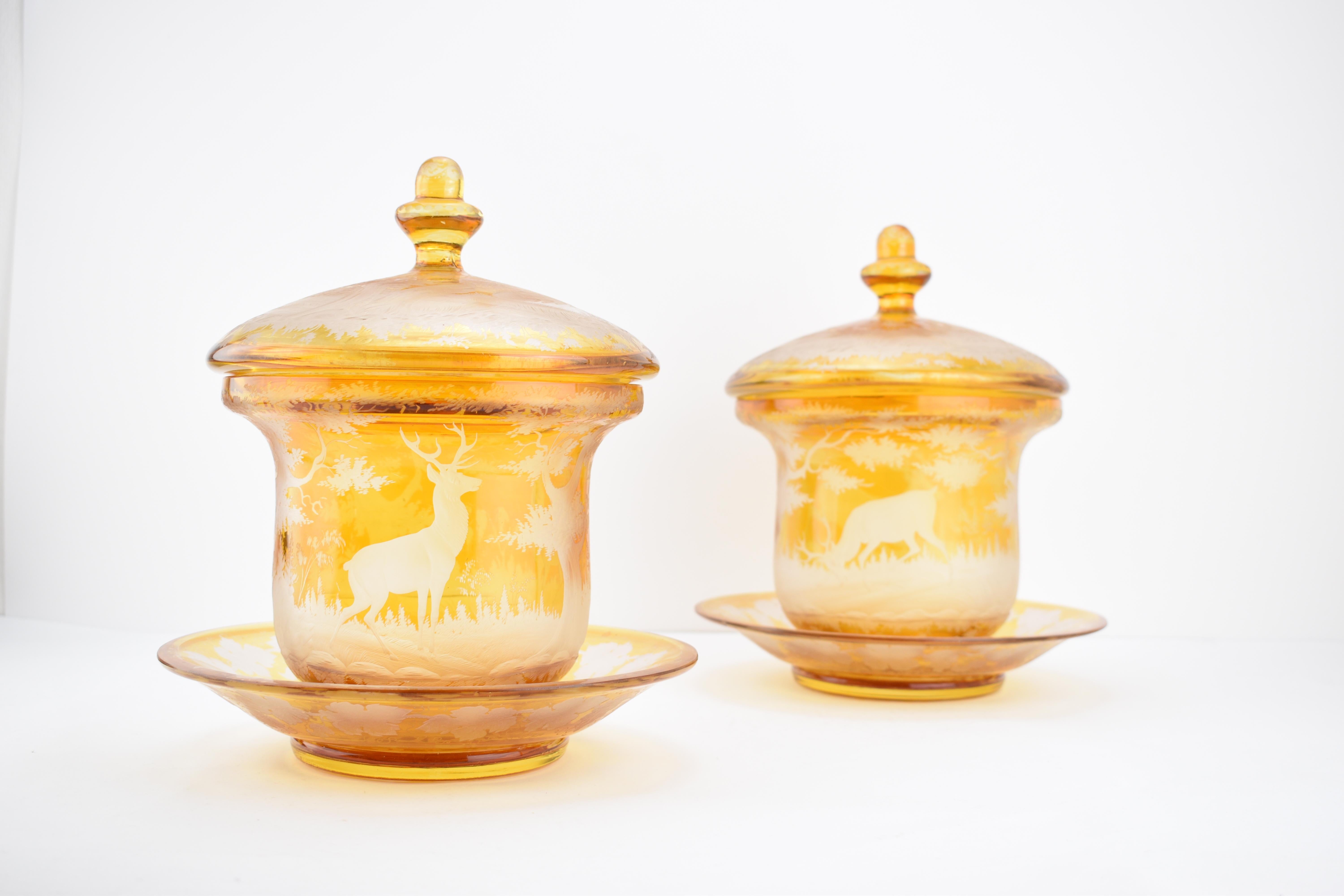 Fait main Grande paire de bols bohèmes anciens en verre teinté ambré gravé, 19ème siècle en vente