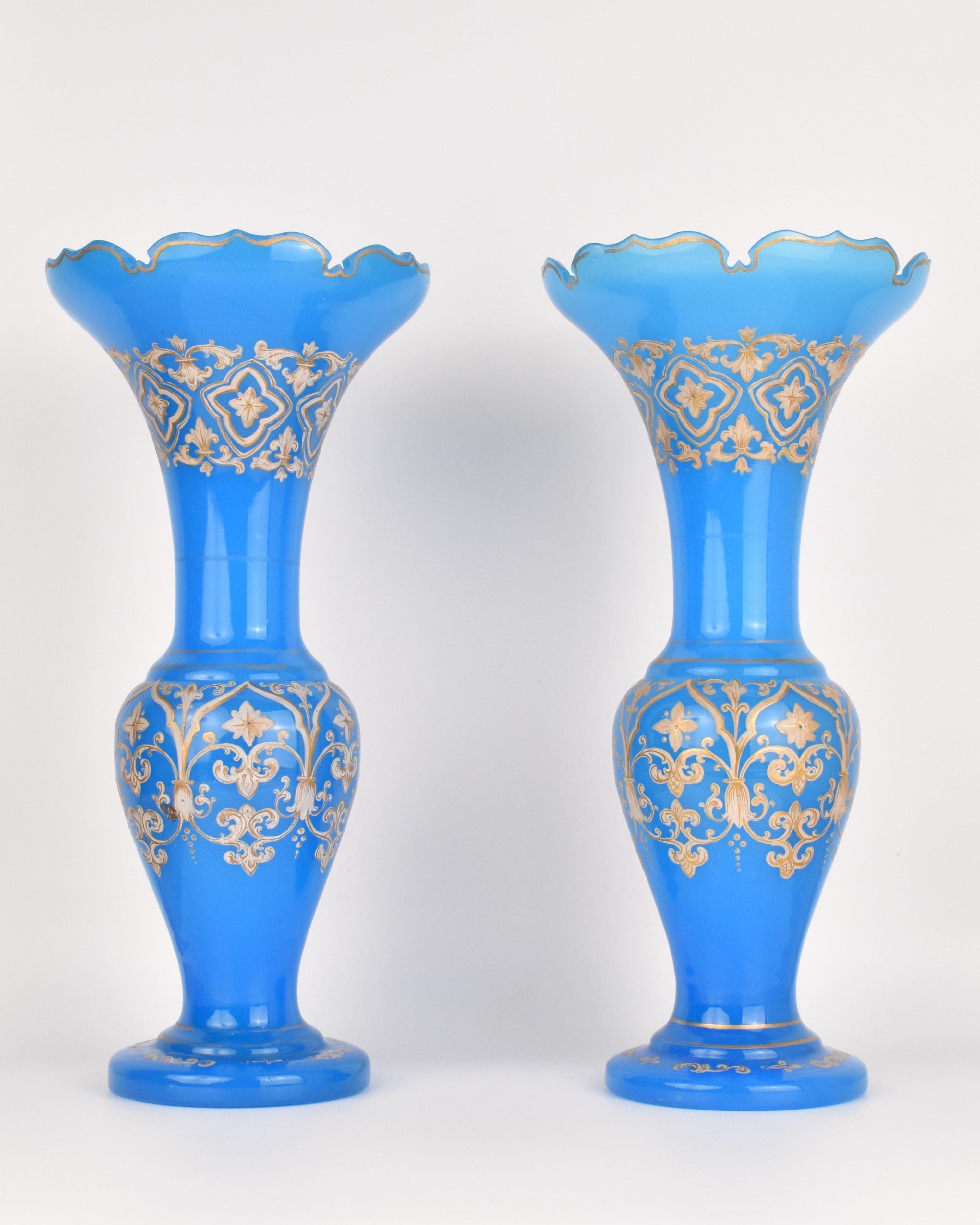 Questa squisita coppia di vasi di grandi dimensioni, realizzati in vetro opalino alabastro blu smaltato nella Bohemia del XIX secolo, mette in mostra l'eccezionale abilità artistica e artigianale per cui il vetro boemo è rinomato. I corpi circolari