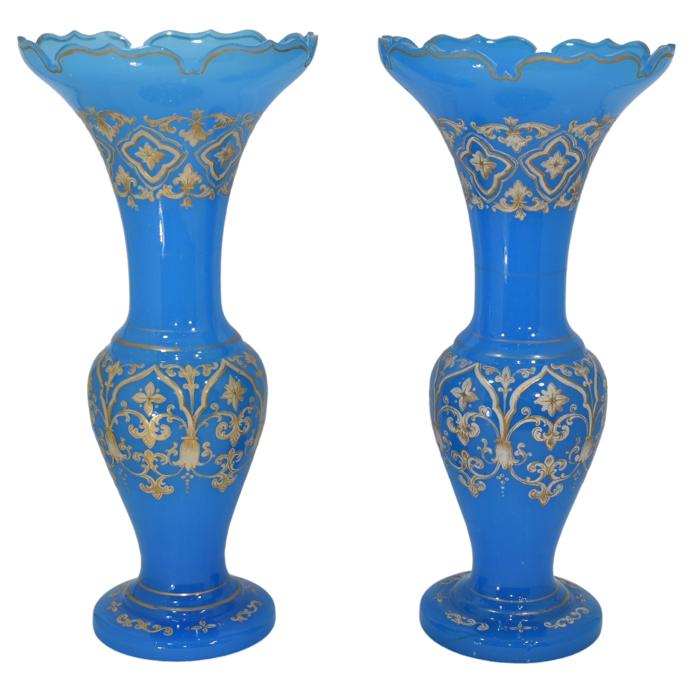 Émaillé Paire de grands vases bohèmes anciens en verre émaillé et opalin, 19ème siècle en vente