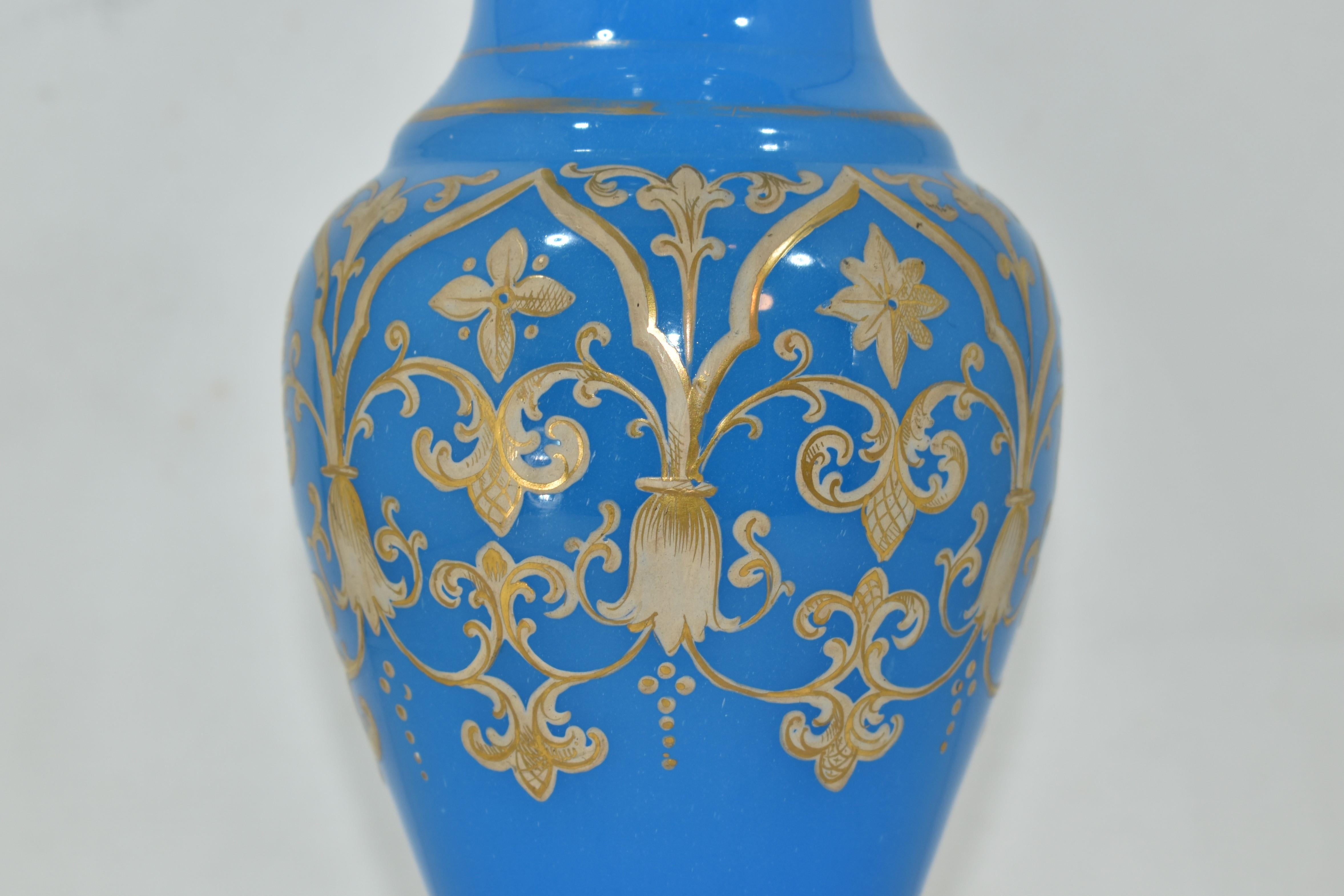 Verre opalin Paire de grands vases bohèmes anciens en verre émaillé et opalin, 19ème siècle en vente