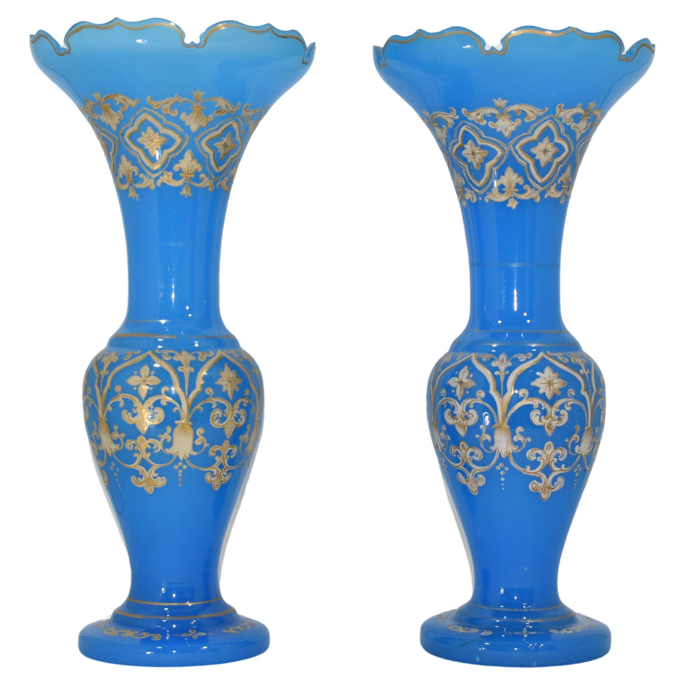 Exquise paire de vases en verre opalin émaillé bleu albâtre
Bohemia, 19ème siècle
Beau corps circulaire décoré de part en part d'émaux dorés et de rehauts de dorure.