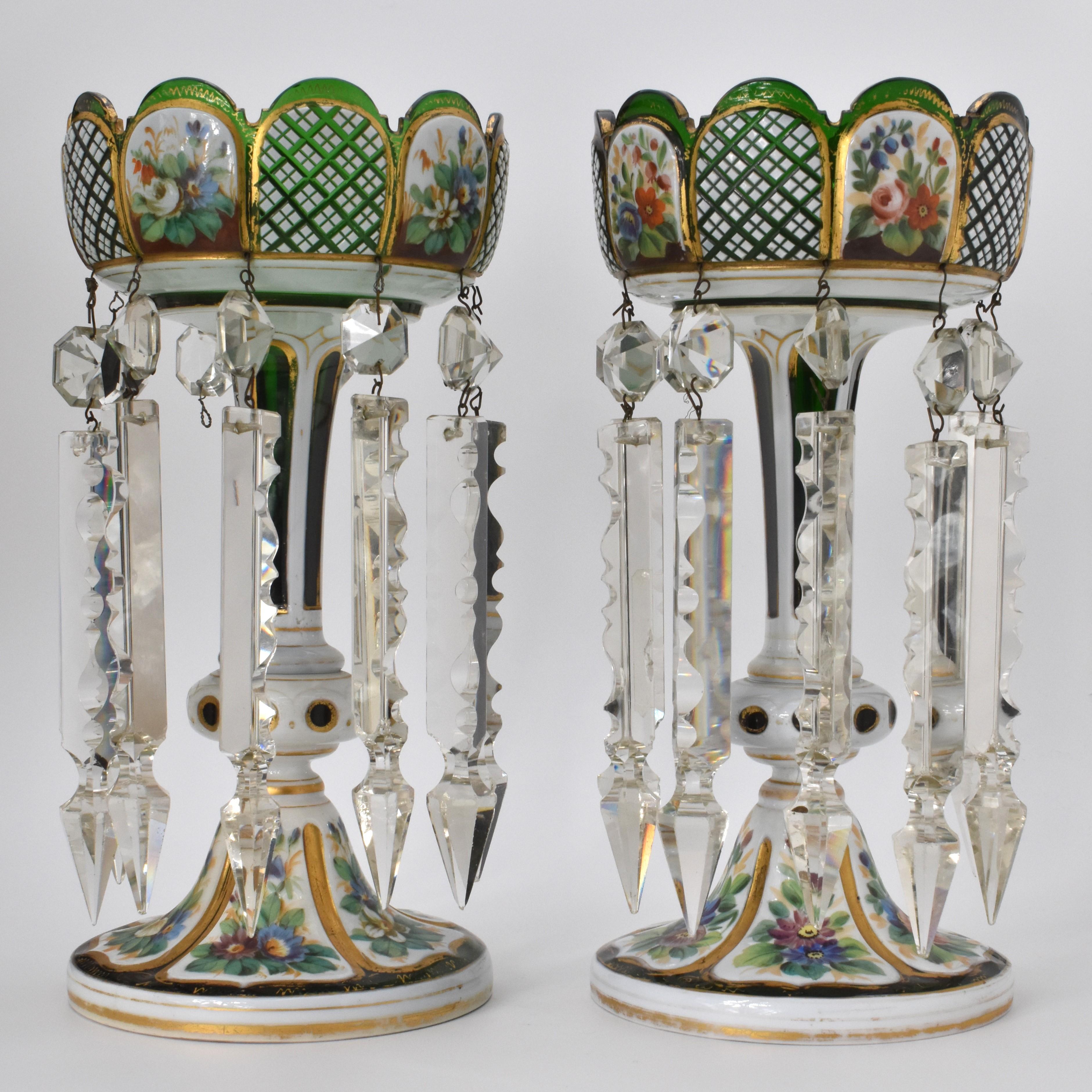 Pareja de Lustres de Manto en Vidrio Superpuesto Verde Esmeralda, cada uno con 10 Prismas de Cristal Tallado

Vidrio verde transparente con superposición de vidrio opalino blanco lechoso

Calidad superior y tamaño impresionante

Cuerpo circular