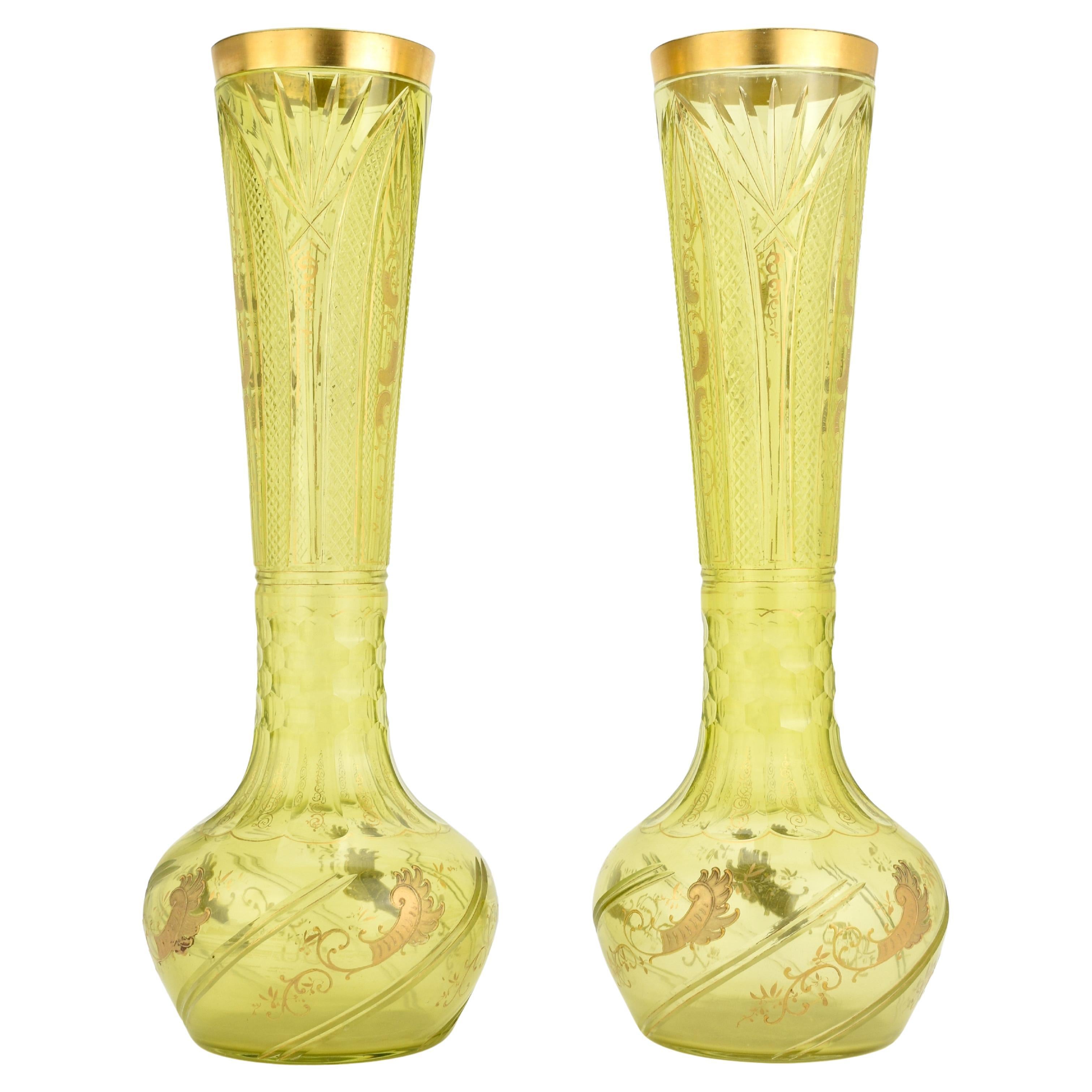 Émaillé Grande paire de vases anciens de Bohème en verre uranium, 19ème siècle en vente