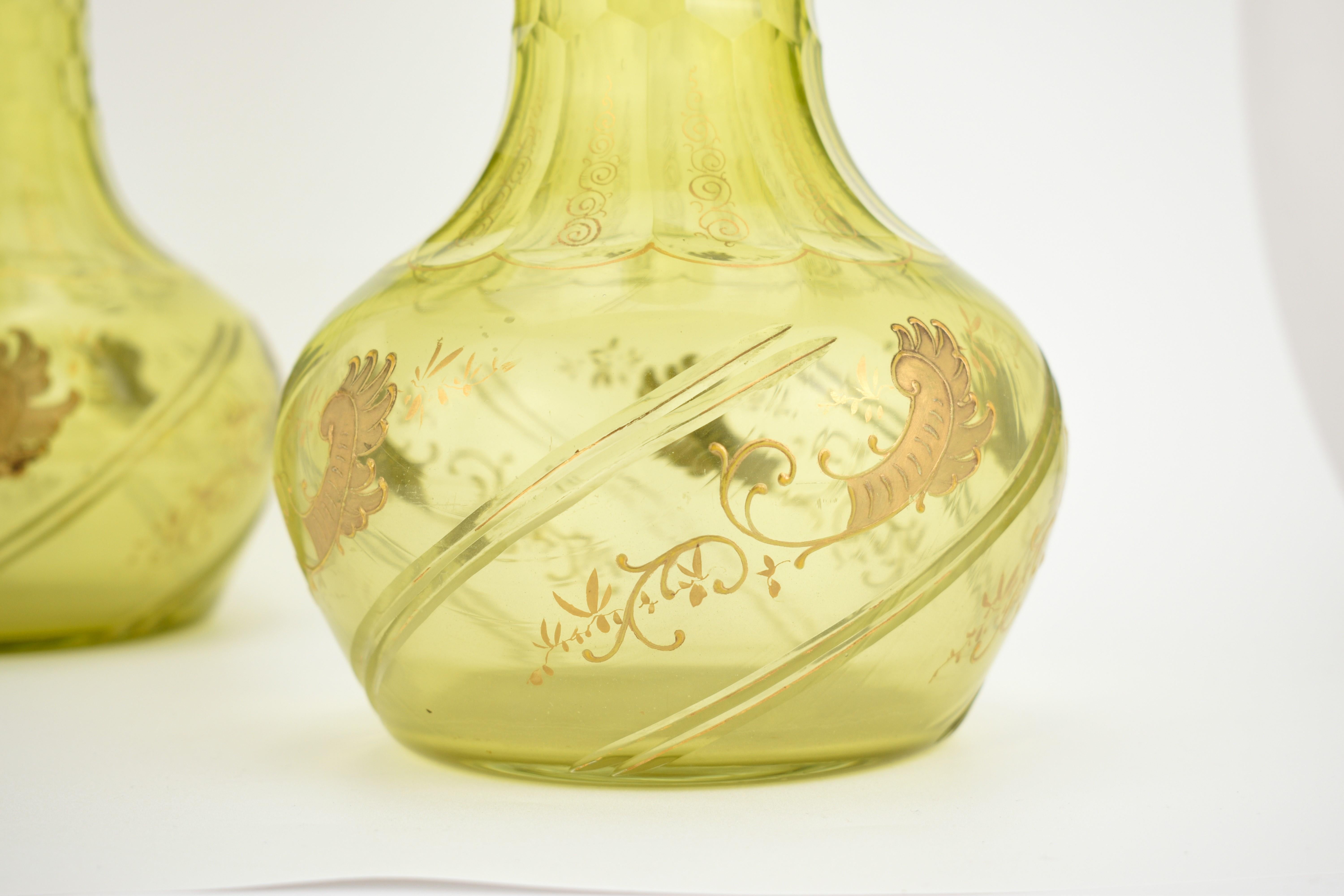Cristal Grande paire de vases anciens de Bohème en verre uranium, 19ème siècle en vente