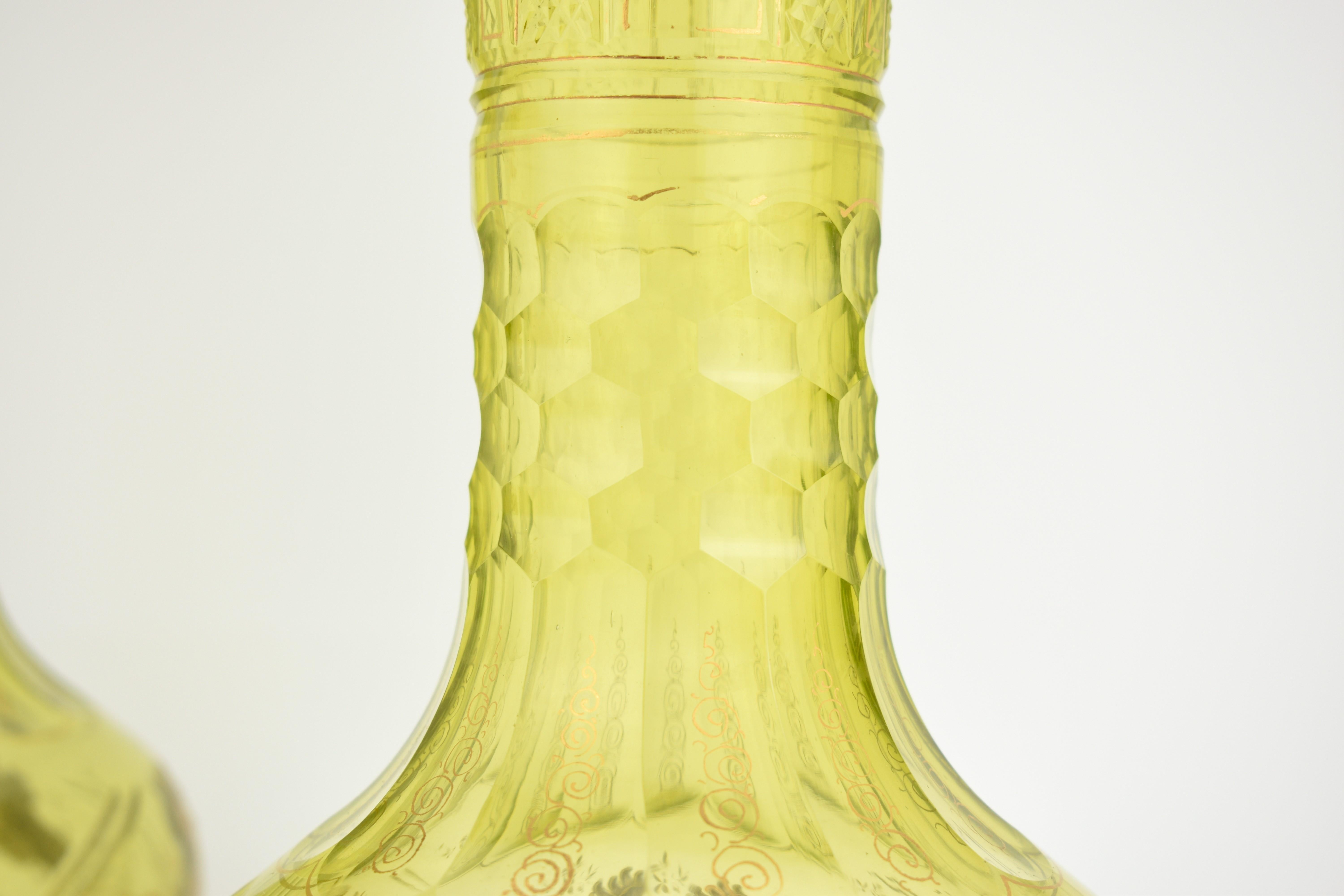 Grande paire de vases anciens de Bohème en verre uranium, 19ème siècle en vente 1