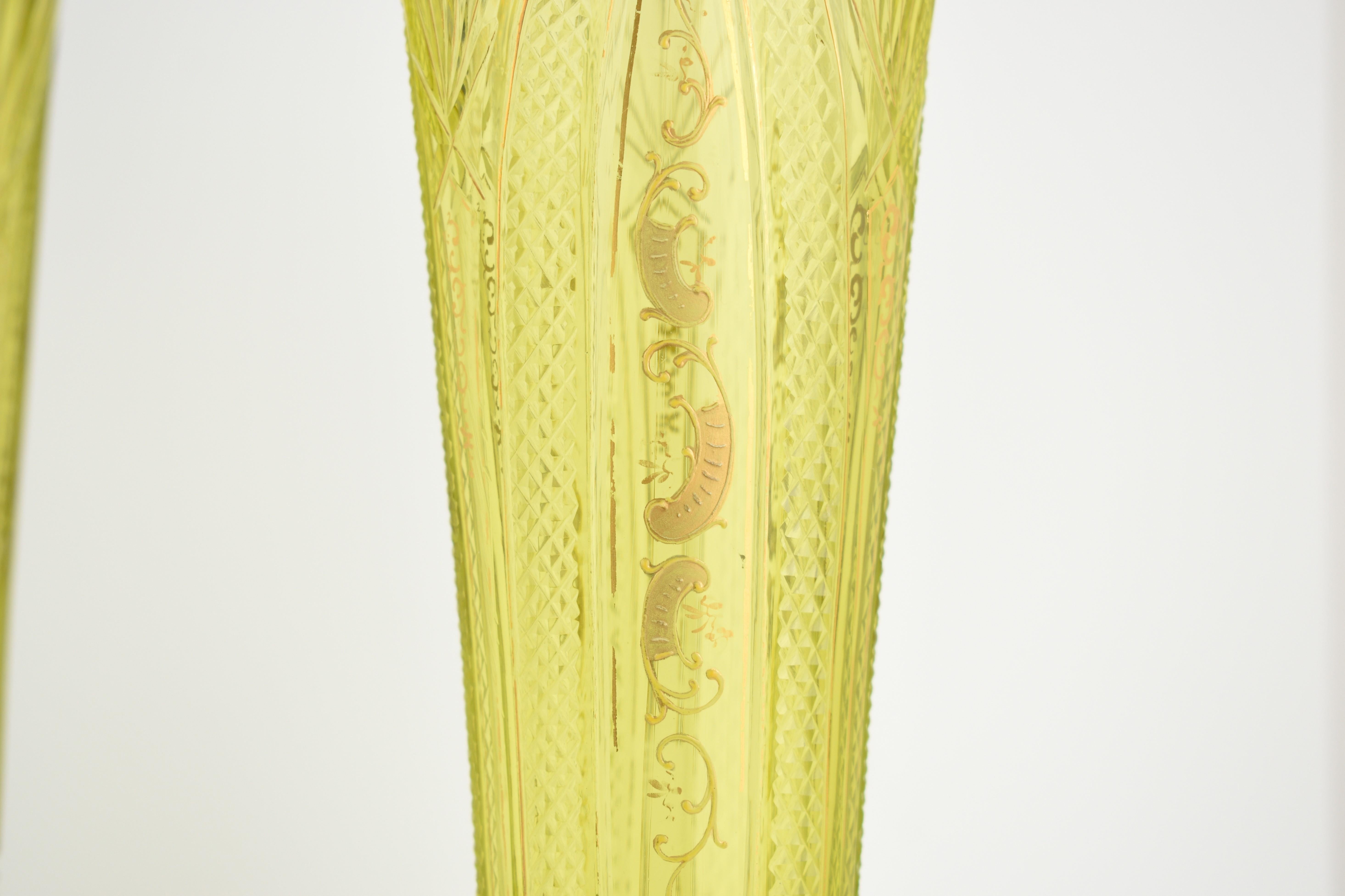 Grande paire de vases anciens de Bohème en verre uranium, 19ème siècle en vente 2