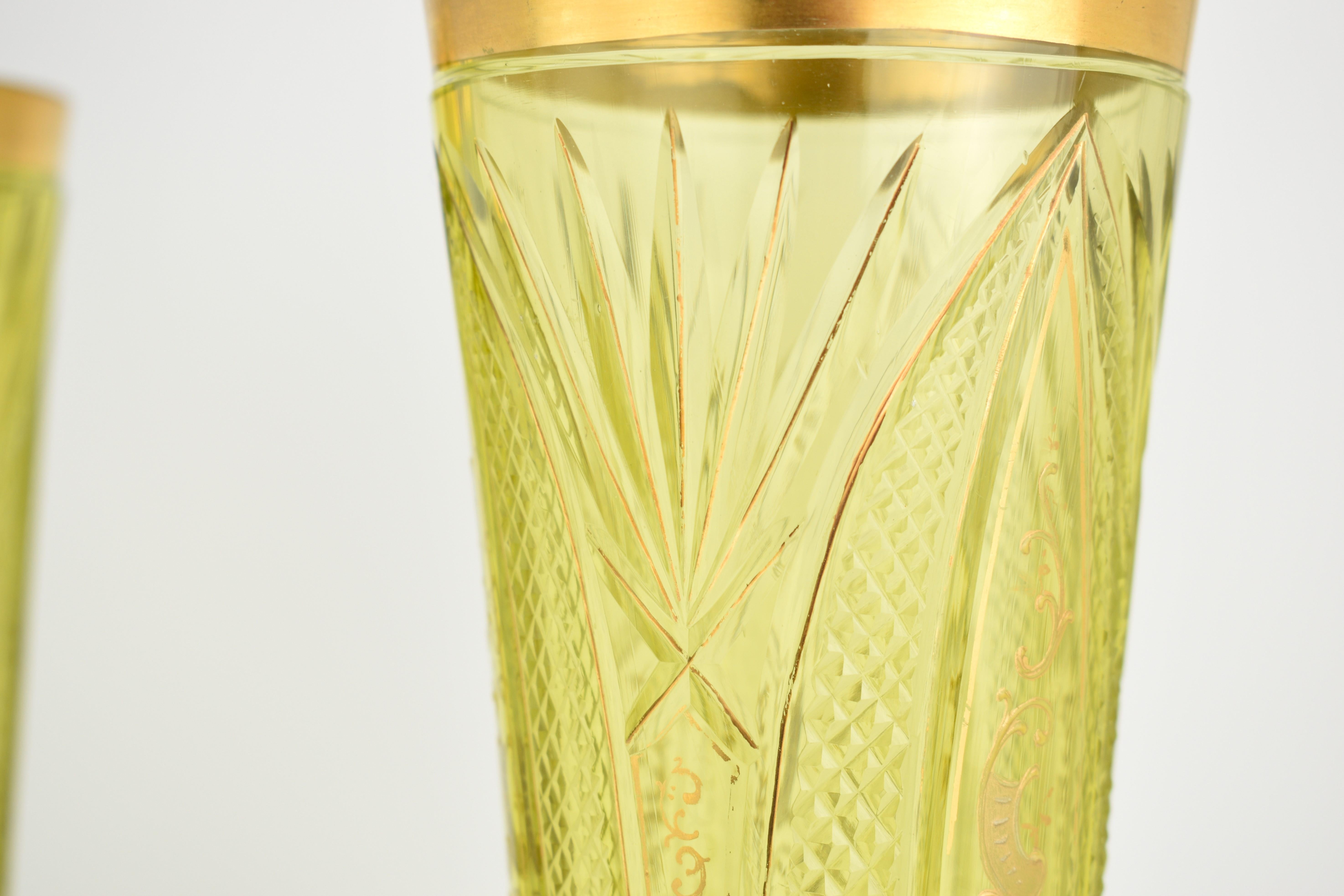 Grande paire de vases anciens de Bohème en verre uranium, 19ème siècle en vente 3