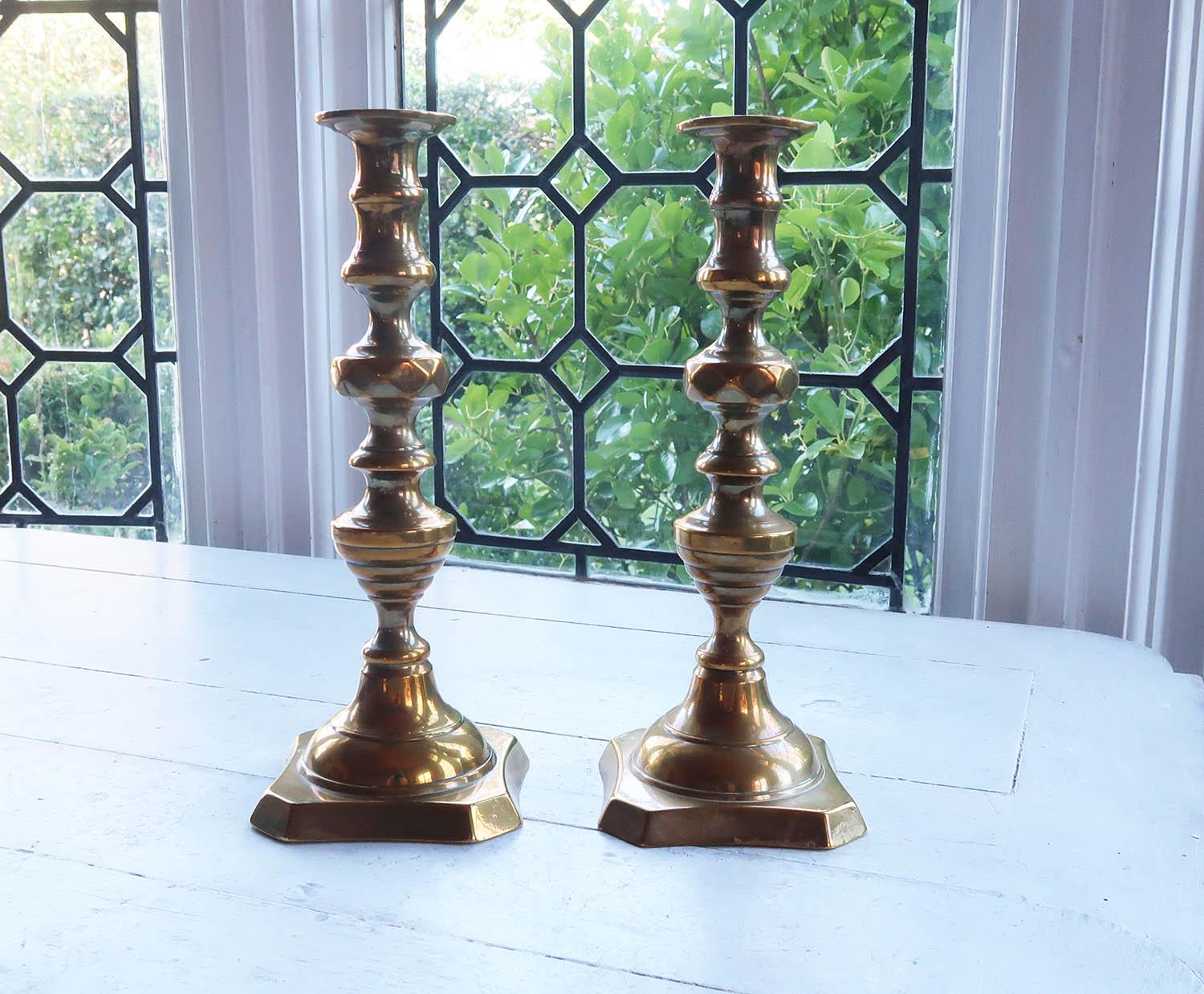 Grande coppia di candelabri in ottone

Patina originale

Buono stato

Spedizione gratuita nel Regno Unito
