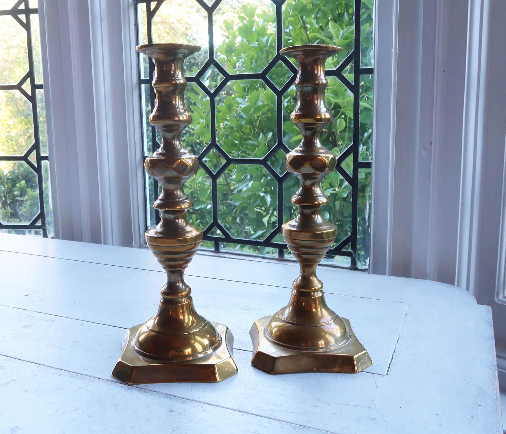 Vittoriano Grande coppia di candelieri antichi in ottone. Inglese, XIX secolo in vendita