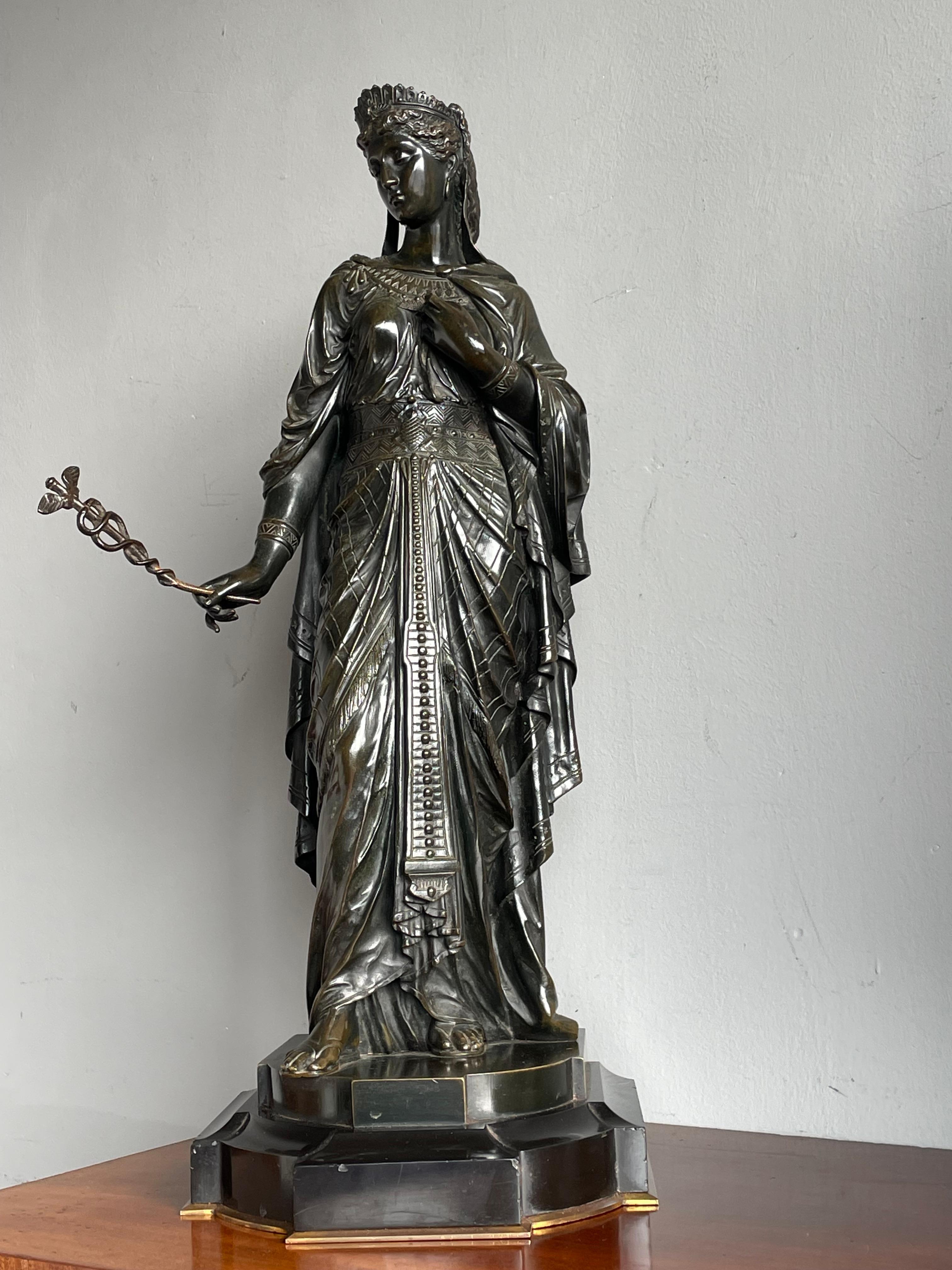 Grande paire de sculptures de prêtres et Priestess égyptiens en bronze ancien par E. Bouret en vente 4