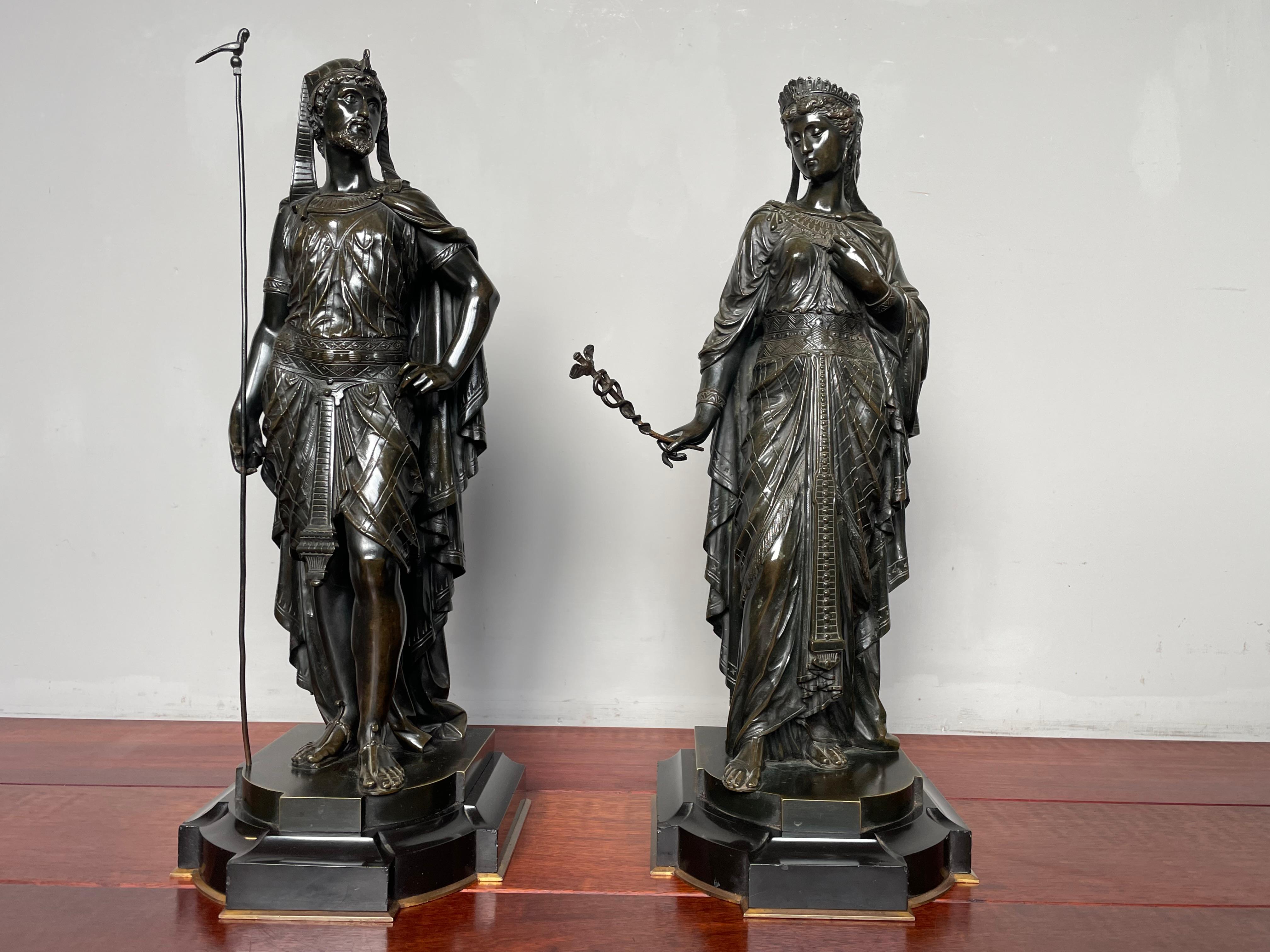 Néo-égyptien Grande paire de sculptures de prêtres et Priestess égyptiens en bronze ancien par E. Bouret en vente