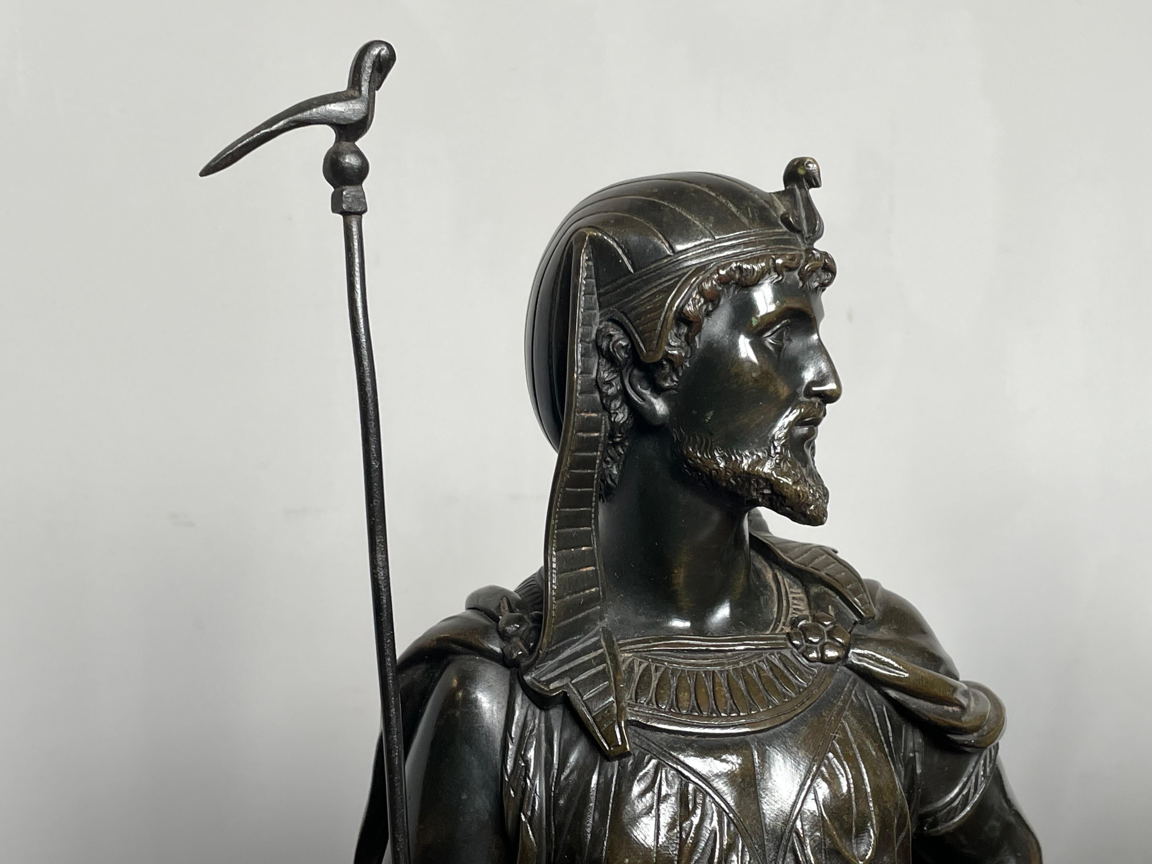 Français Grande paire de sculptures de prêtres et Priestess égyptiens en bronze ancien par E. Bouret en vente