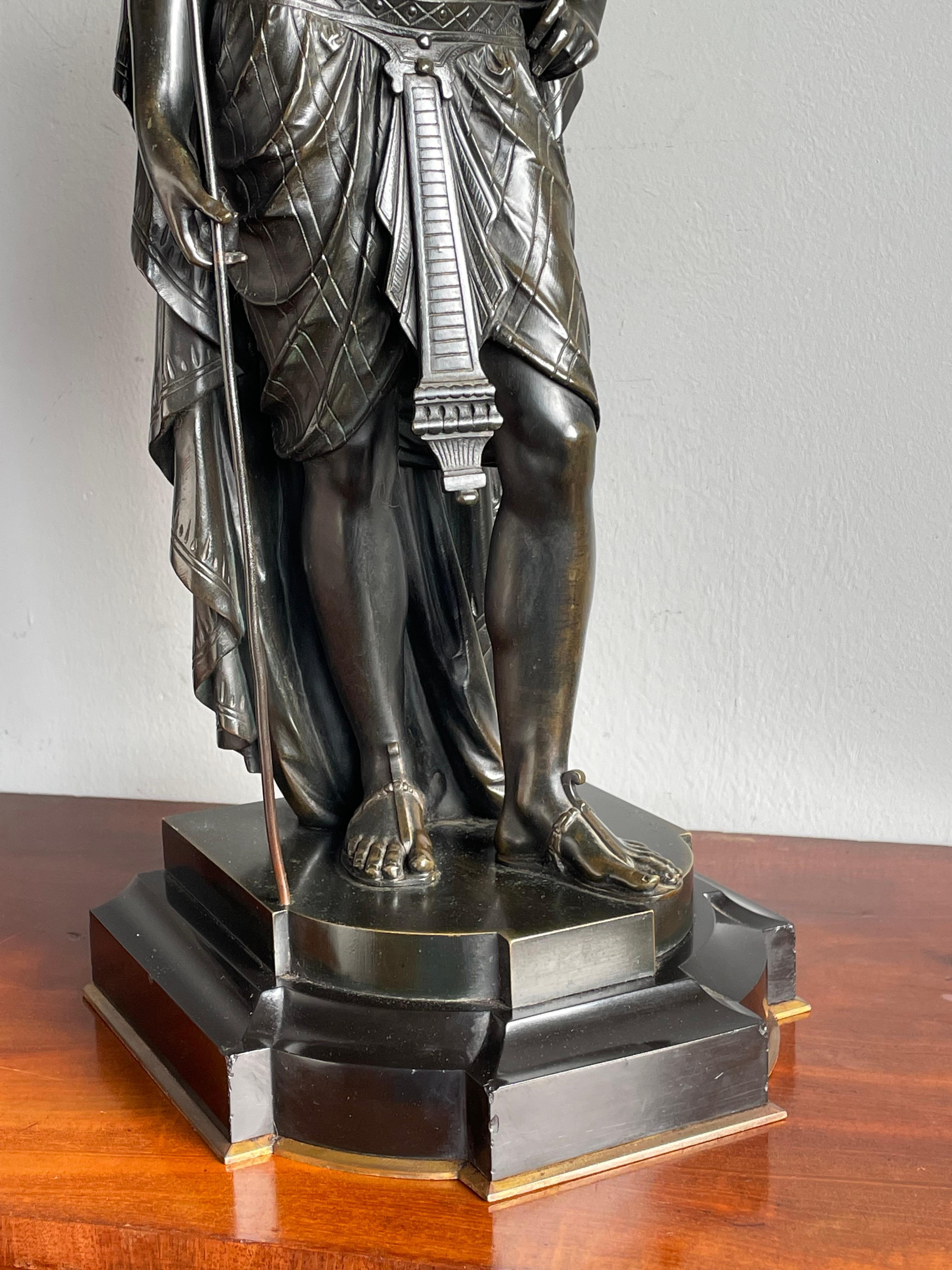 Sculpté à la main Grande paire de sculptures de prêtres et Priestess égyptiens en bronze ancien par E. Bouret en vente