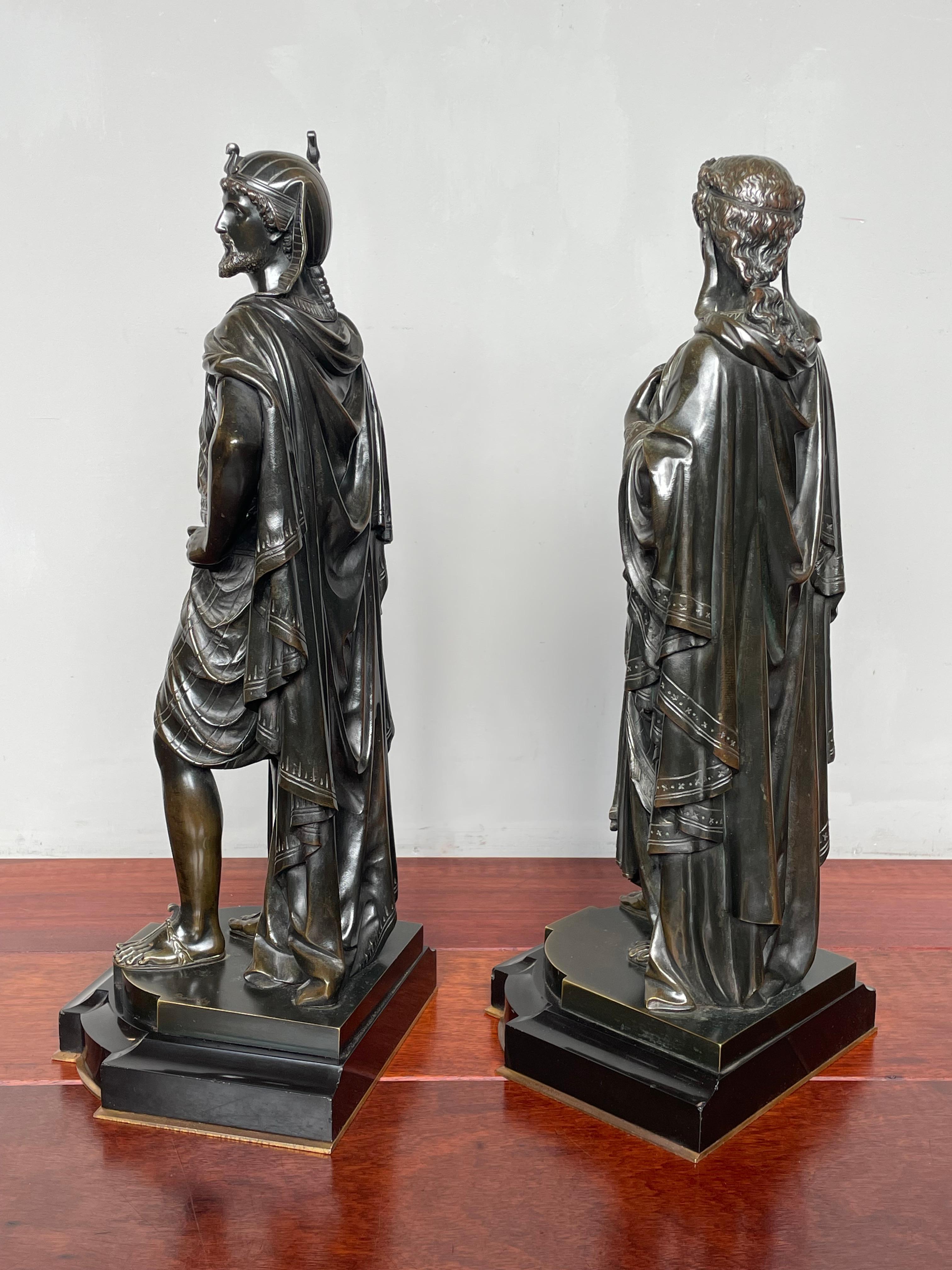 Gran pareja de esculturas egipcias de bronce antiguas de sacerdote y sacerdotisa de E. Bouret Bronce en venta