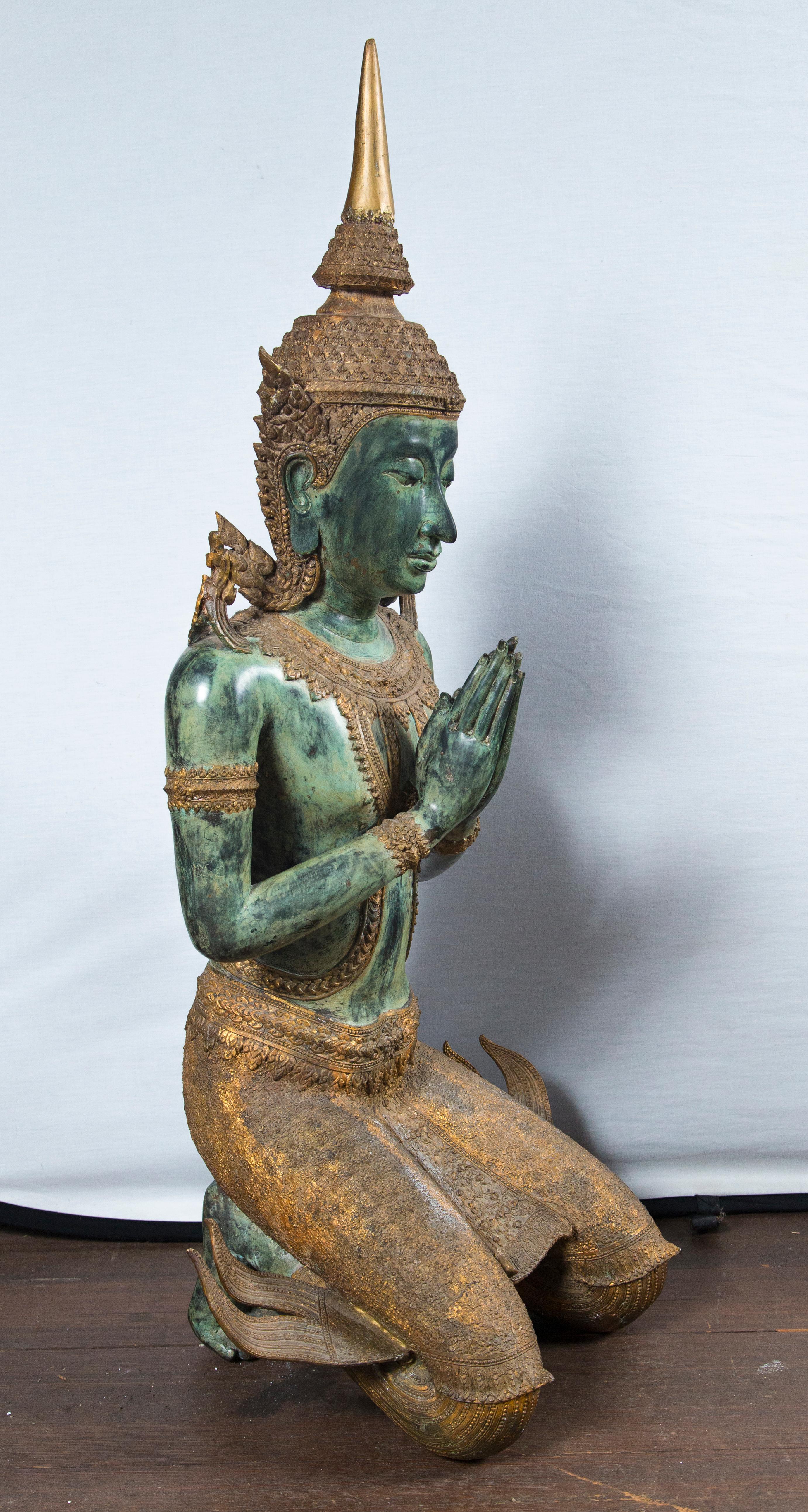 Grande paire de bouddhas thaïlandais en bronze de style ancien, agenouillés et en prière.
Détails complexes, pièce de tête dorée. Probablement au milieu du 20e siècle.