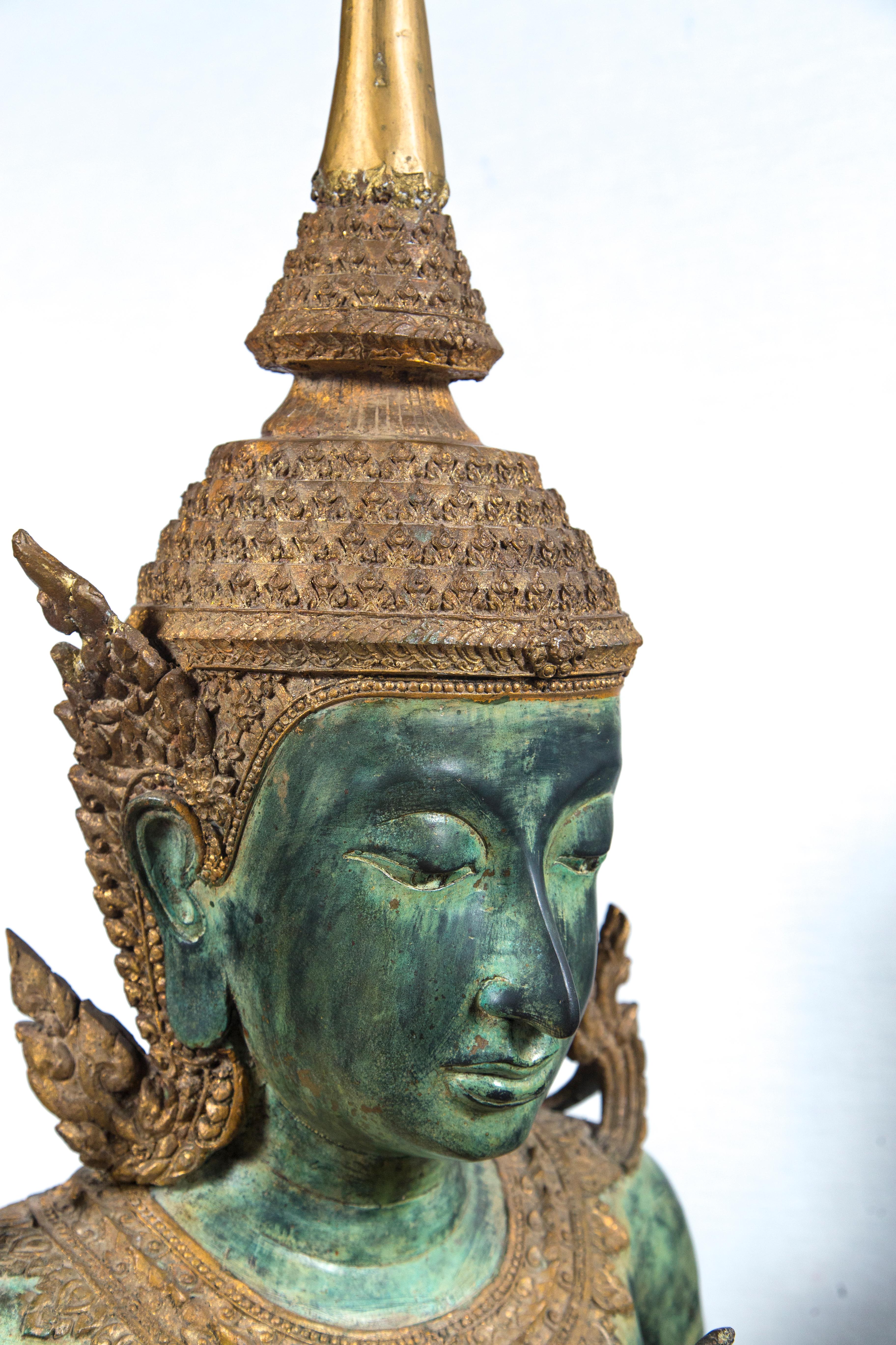 Grande paire de Bouddhas thaïlandais en prière de style ancien en bronze Excellent état - En vente à Stamford, CT