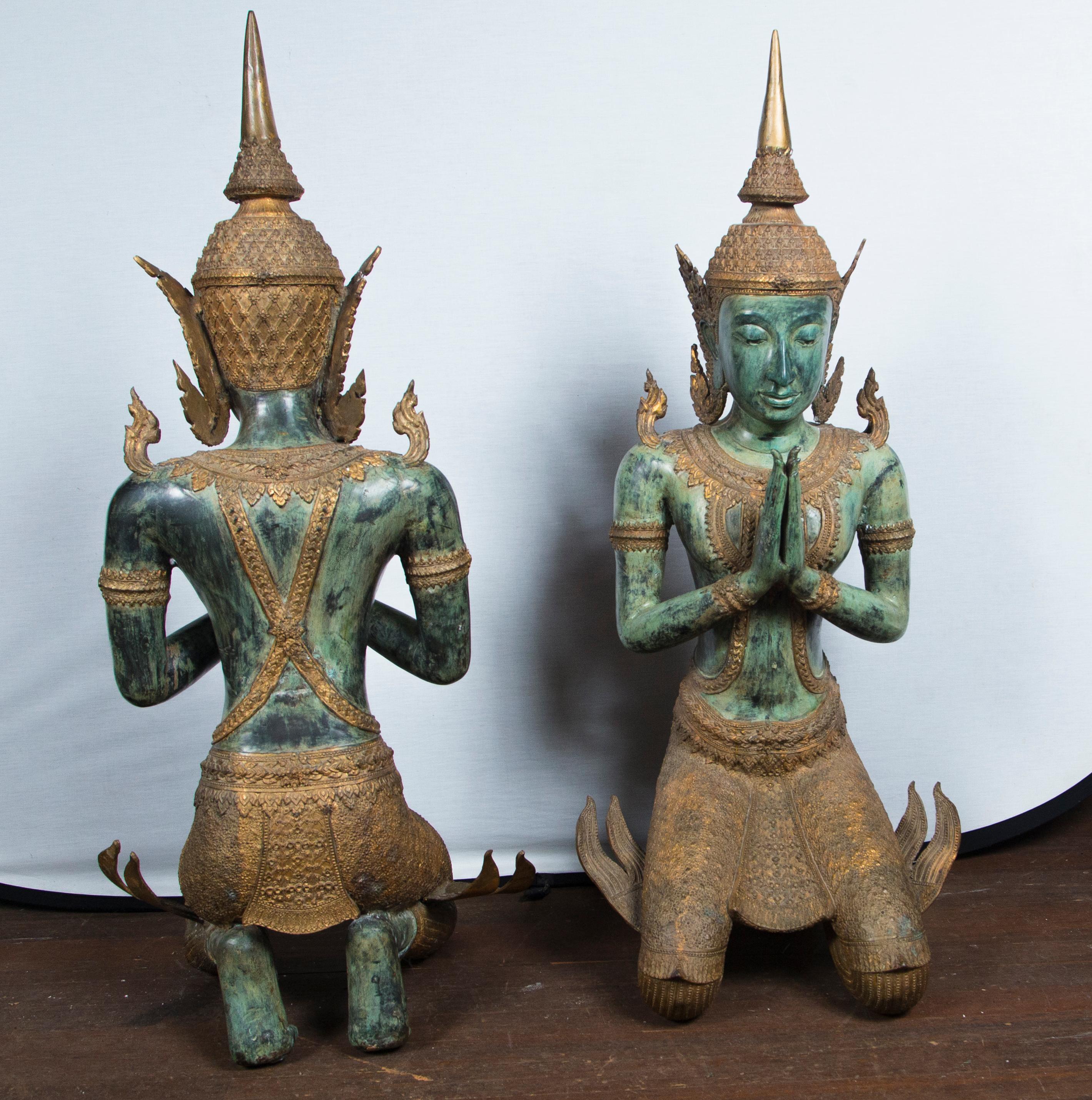 Grande paire de Bouddhas thaïlandais en prière de style ancien en bronze en vente 3