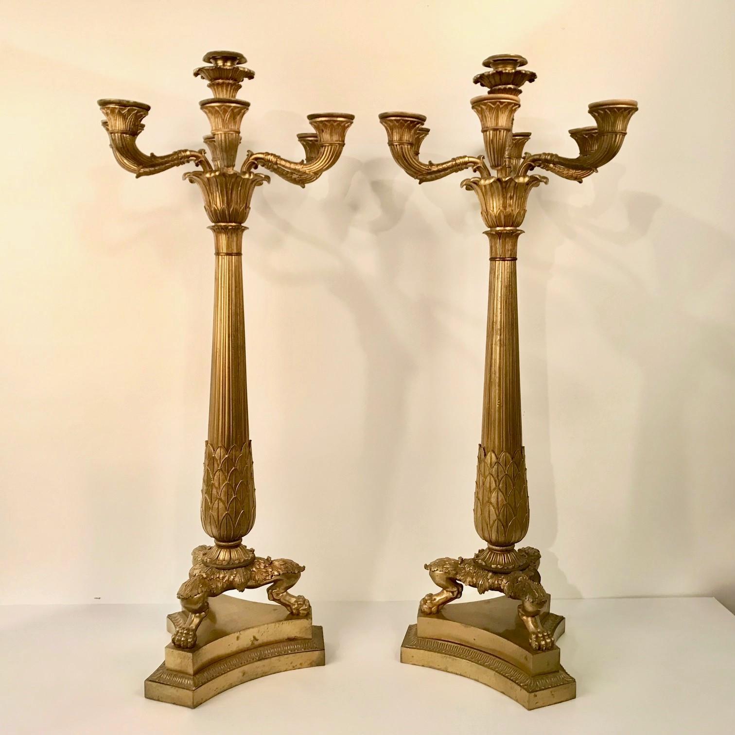 Großes Paar antiker französischer Bronzekandelaber im Charles-XV-Stil (Charles X.) im Angebot