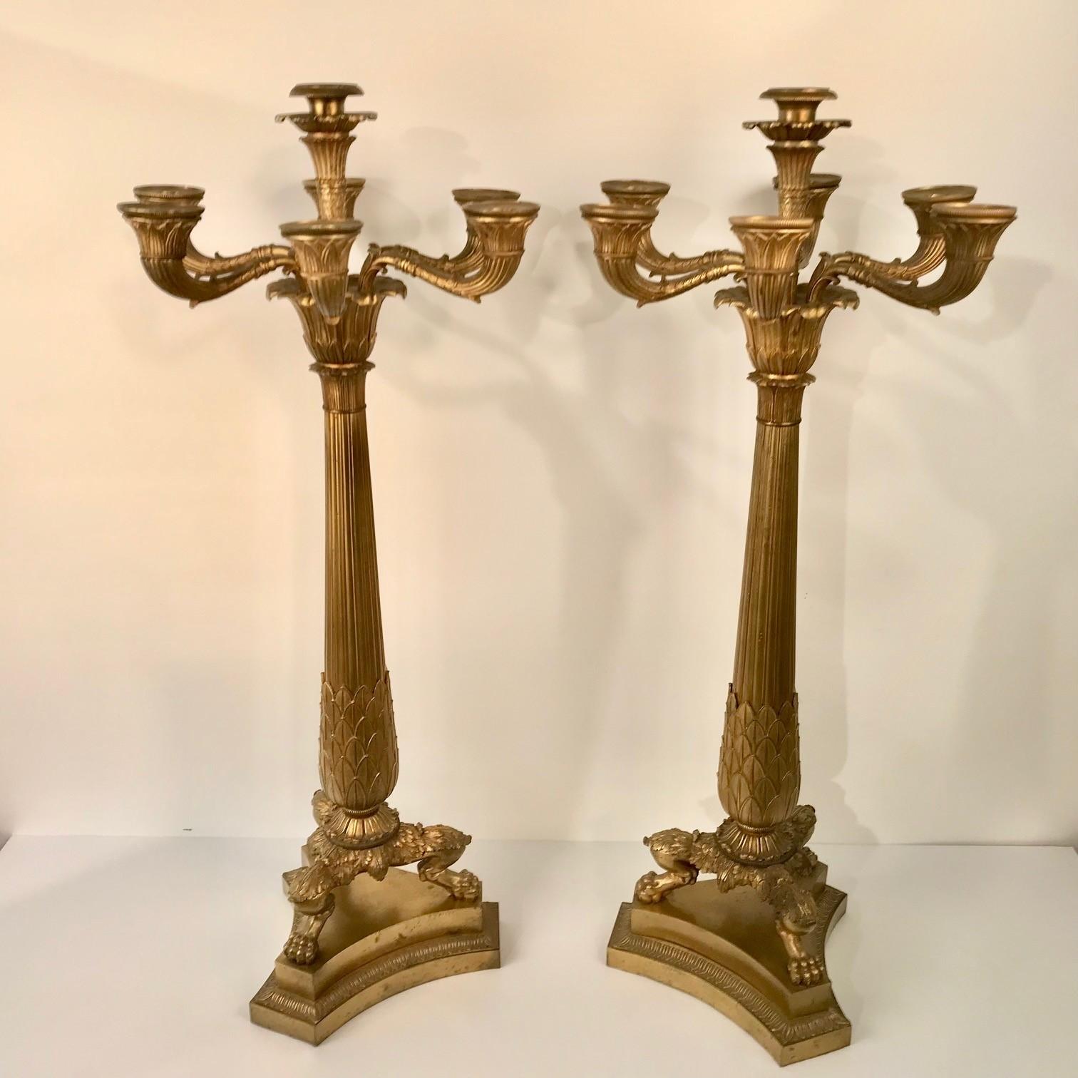 Großes Paar antiker französischer Bronzekandelaber im Charles-XV-Stil (Französisch) im Angebot