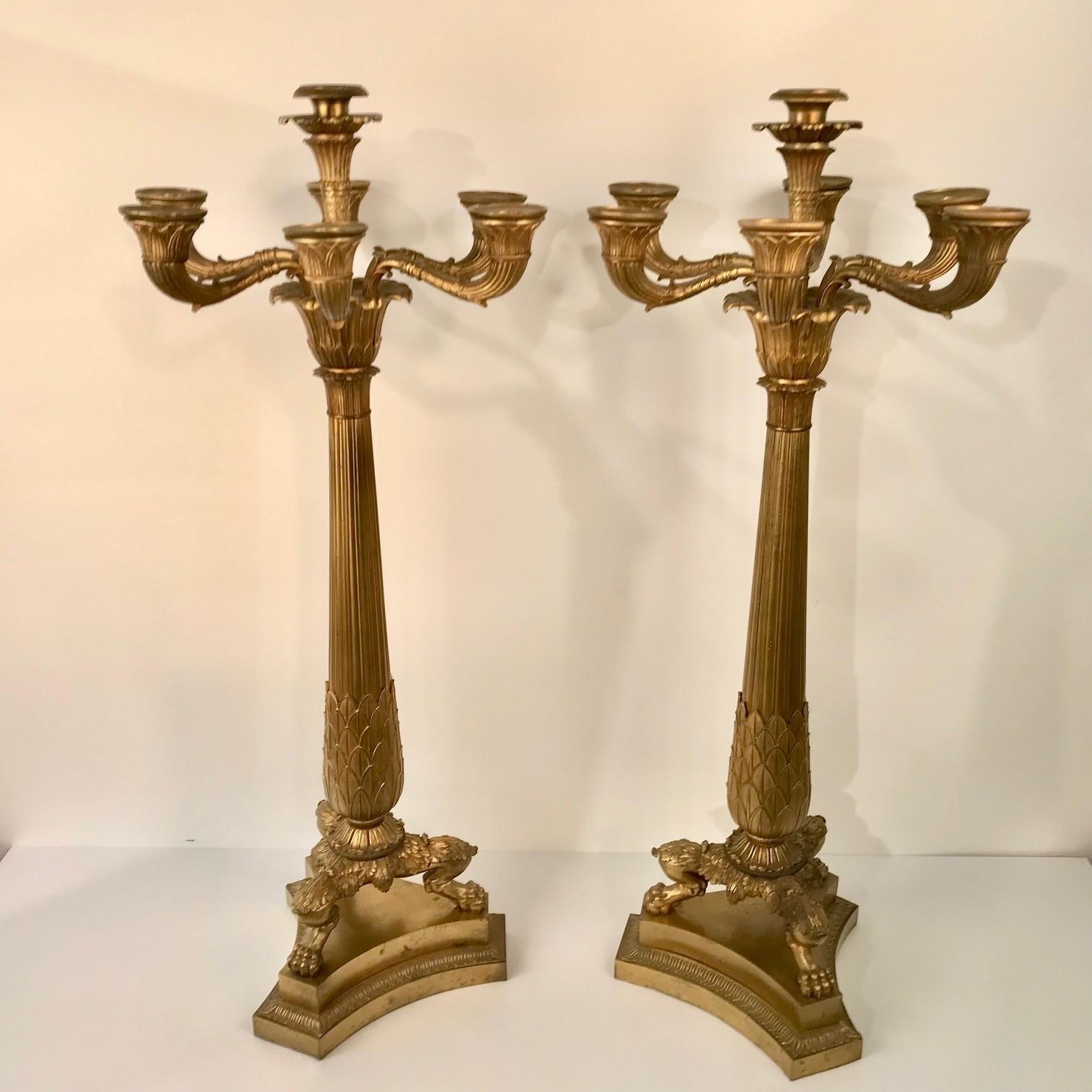 Francese Grande coppia di candelabri in bronzo francese in stile Charles X in vendita