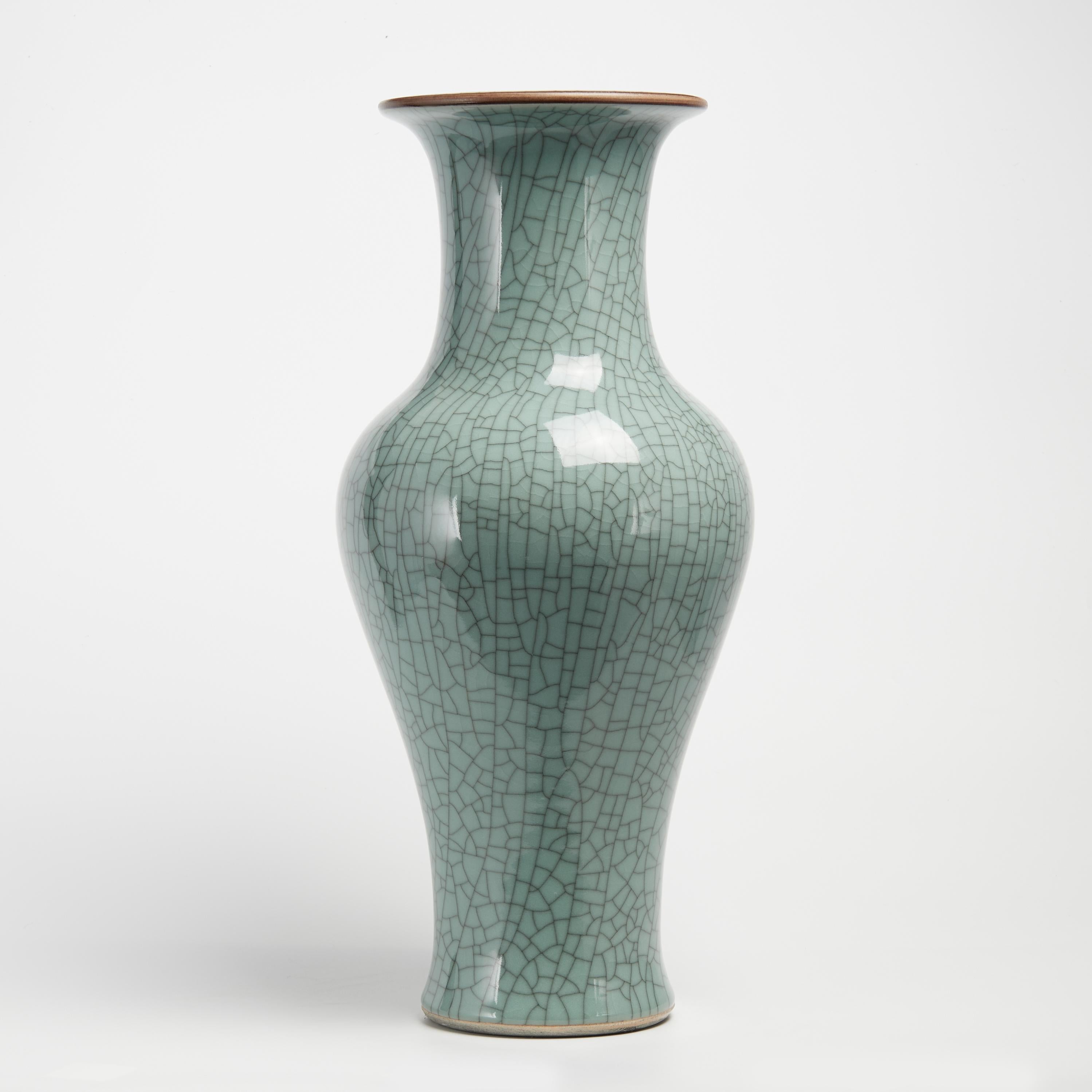 Impresionante pareja de grandes jarrones chinos antiguos hechos a mano en loza de forma puramente clásica, decorados con esmalte craquelado celadón y firmados por el artista en los fondos.
