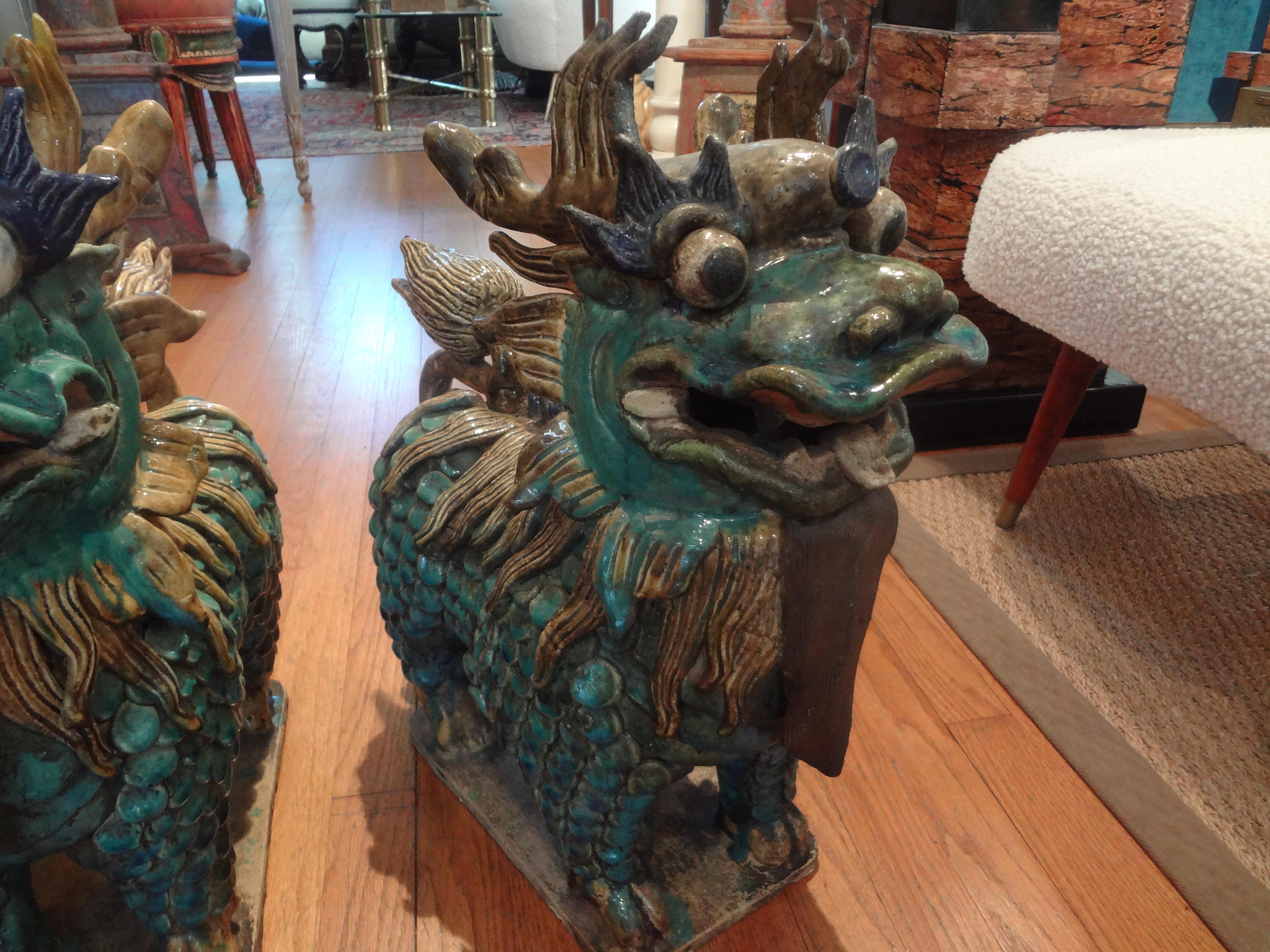 Großes Paar antiker chinesischer Porzellan- Foo-Hunde aus Porzellan (Frühes 20. Jahrhundert) im Angebot