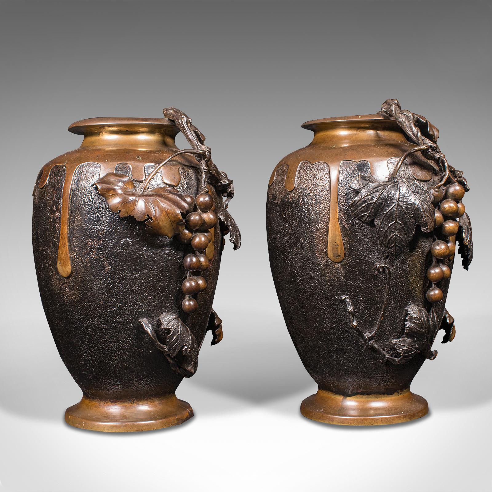 Japonais Grande paire de vases décoratifs anciens japonais, bronze, amphore, style victorien en vente