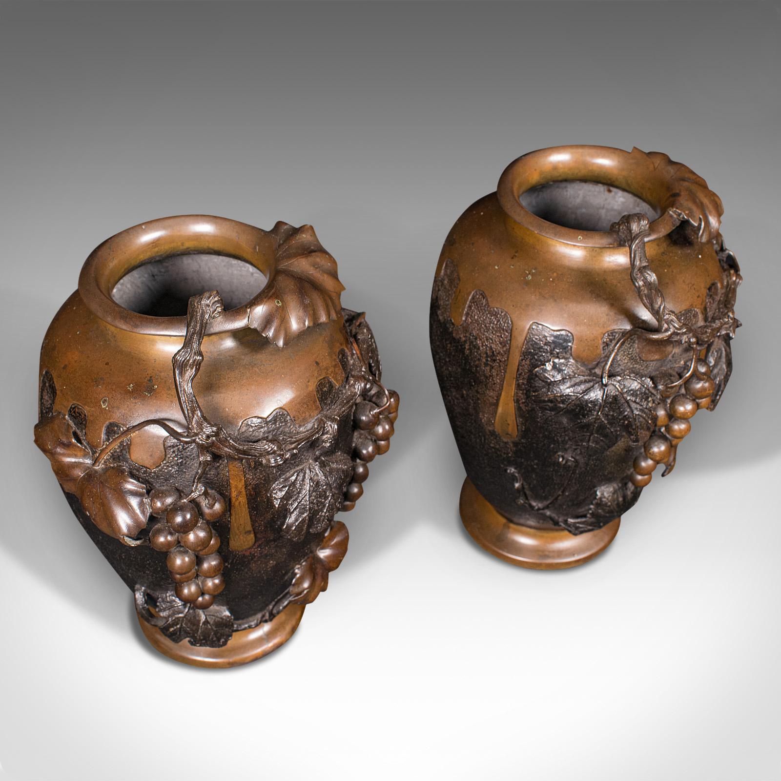 Bronze Grande paire de vases décoratifs anciens japonais, bronze, amphore, style victorien en vente