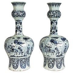 Paire de grands vases anciens bleus et blancs de Delft fabriqués vers 1700-1720