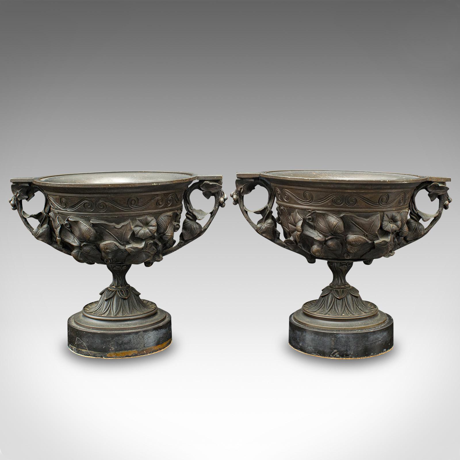 Il s'agit d'une grande paire de tasses à boire antiques. Un gobelet décoratif italien en bronze sur marbre dans le goût du Grand Tour, datant de la période victorienne, vers 1850.

Bel exemple de décor en relief, à l'époque du Grand Tour
Présente
