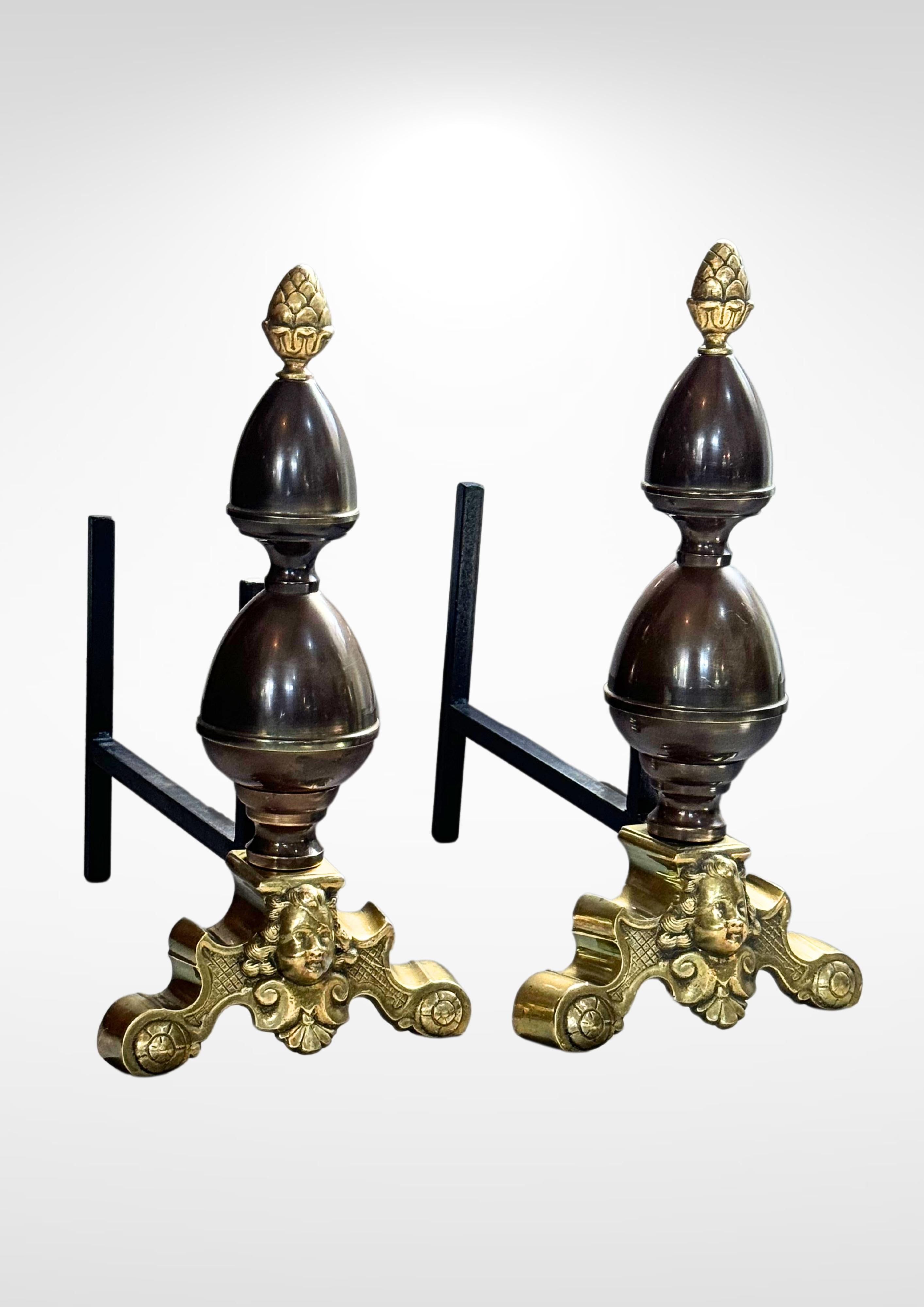 Colonial hollandais Grande paire d'anciens chenets hollandais en bronze moulé et laiton en vente