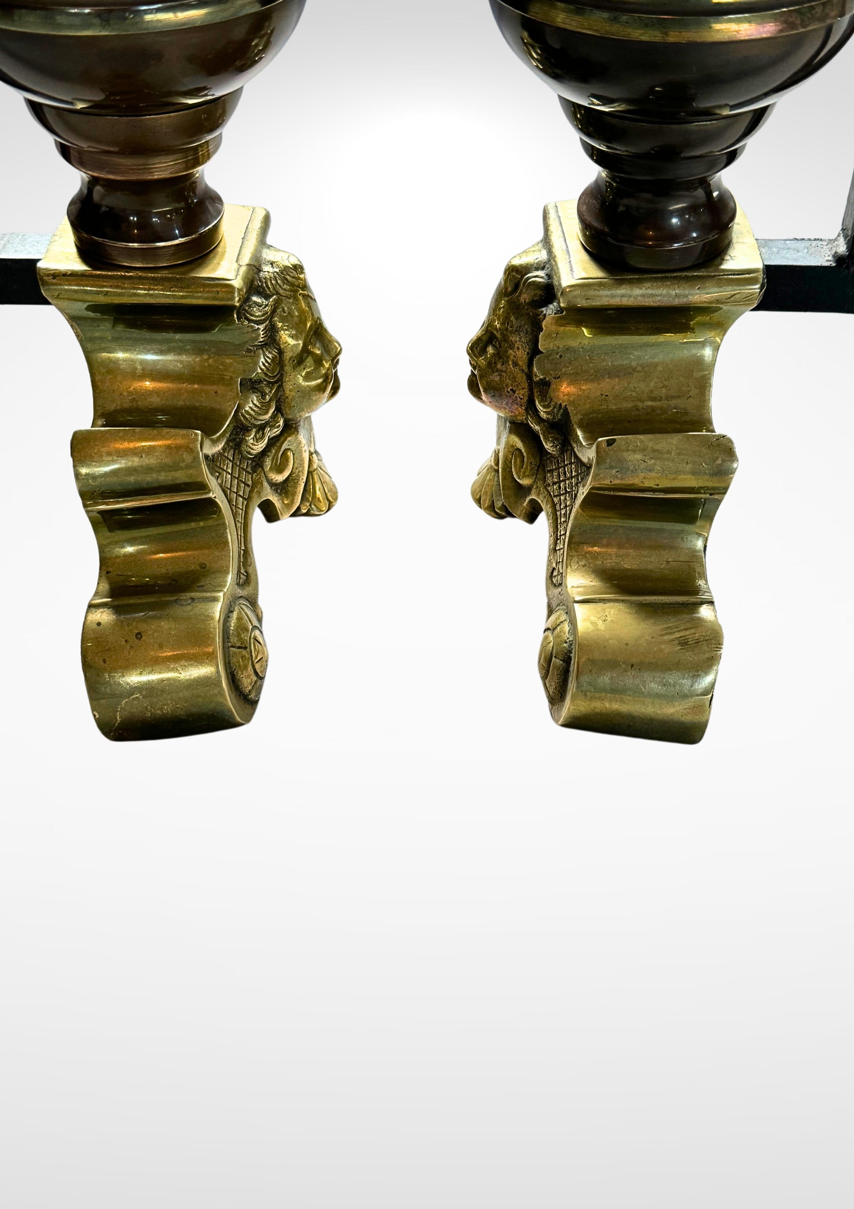 Moulage Grande paire d'anciens chenets hollandais en bronze moulé et laiton en vente
