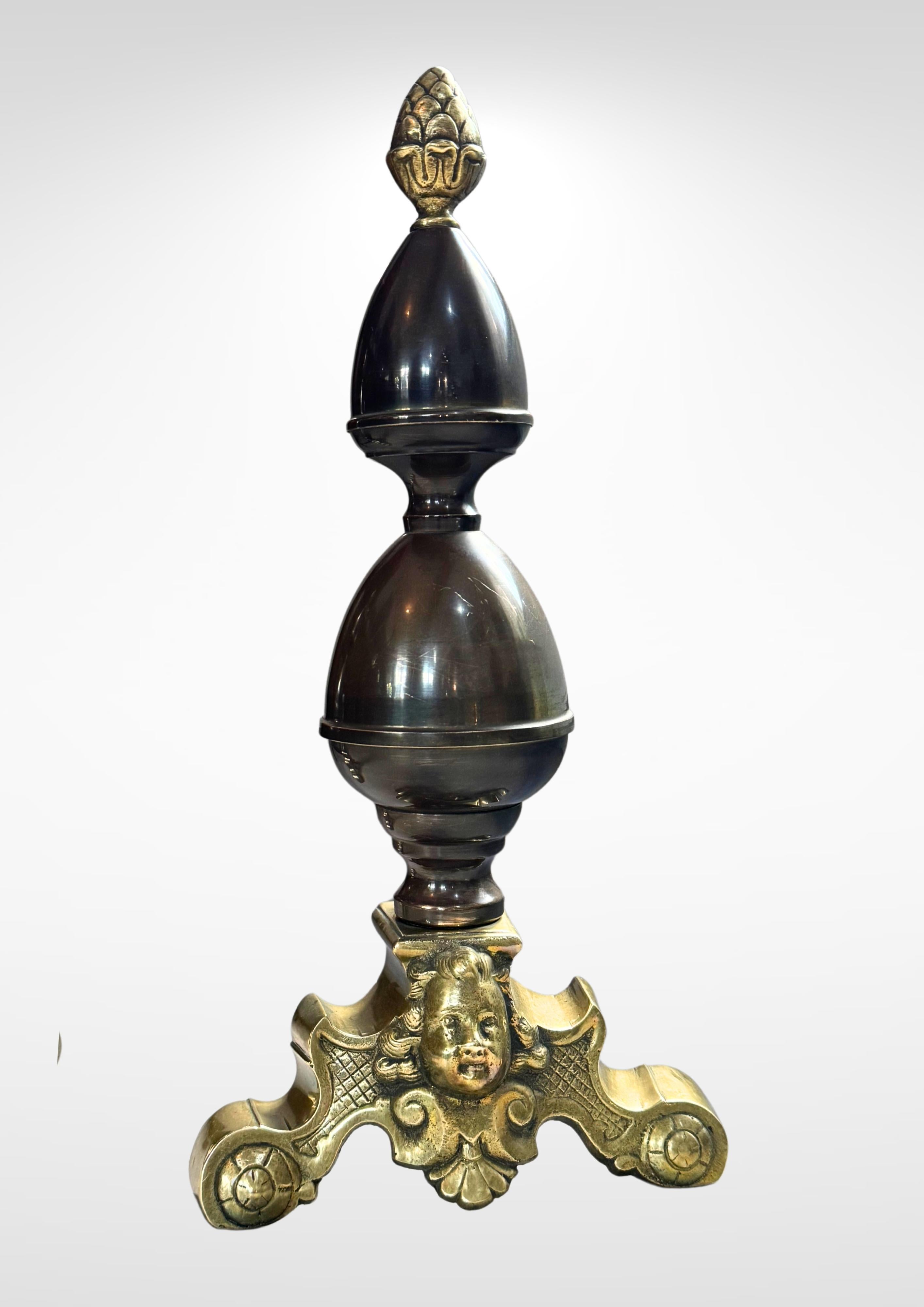 Grande paire d'anciens chenets hollandais en bronze moulé et laiton Bon état - En vente à Torquay, GB