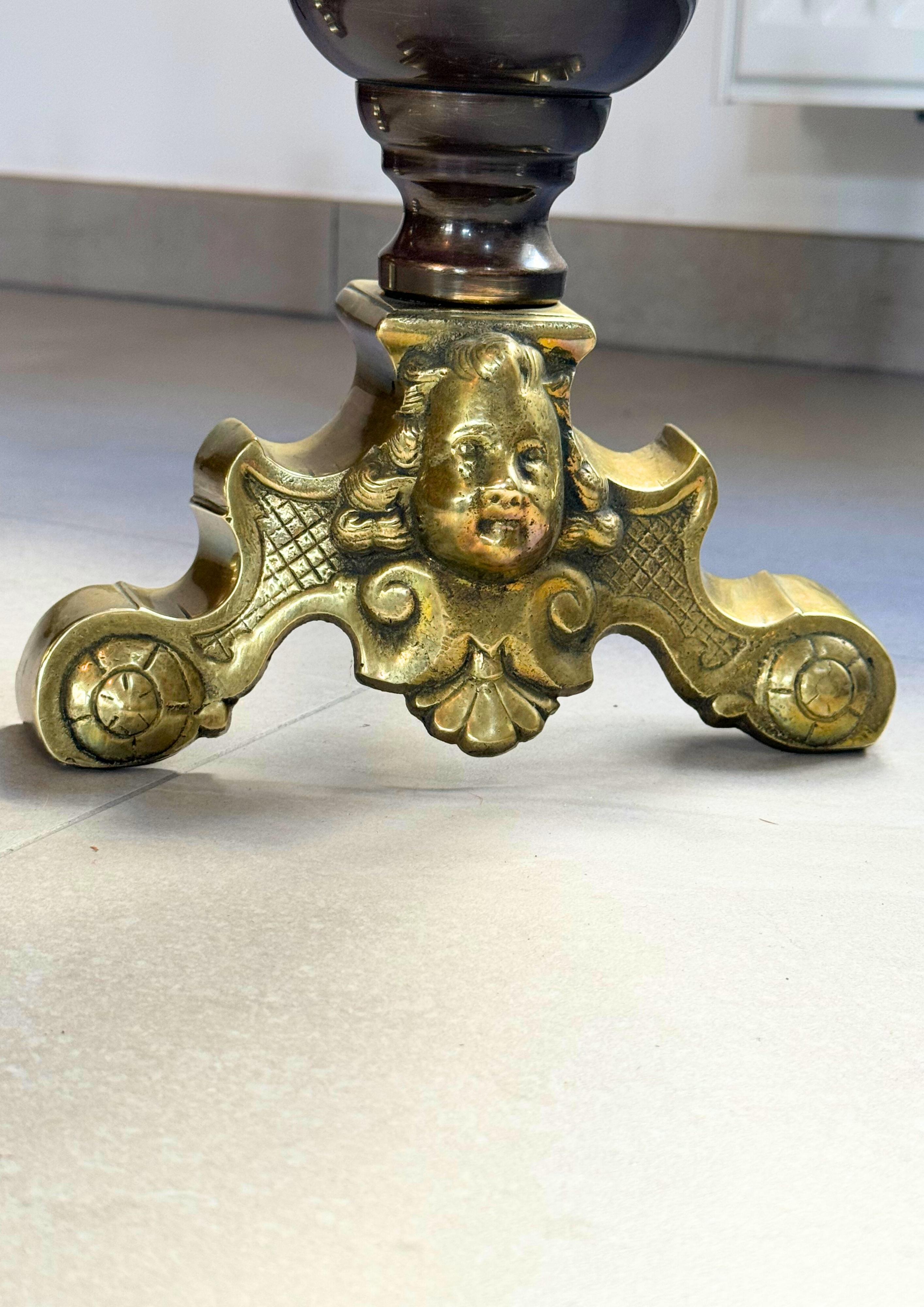 20ième siècle Grande paire d'anciens chenets hollandais en bronze moulé et laiton en vente