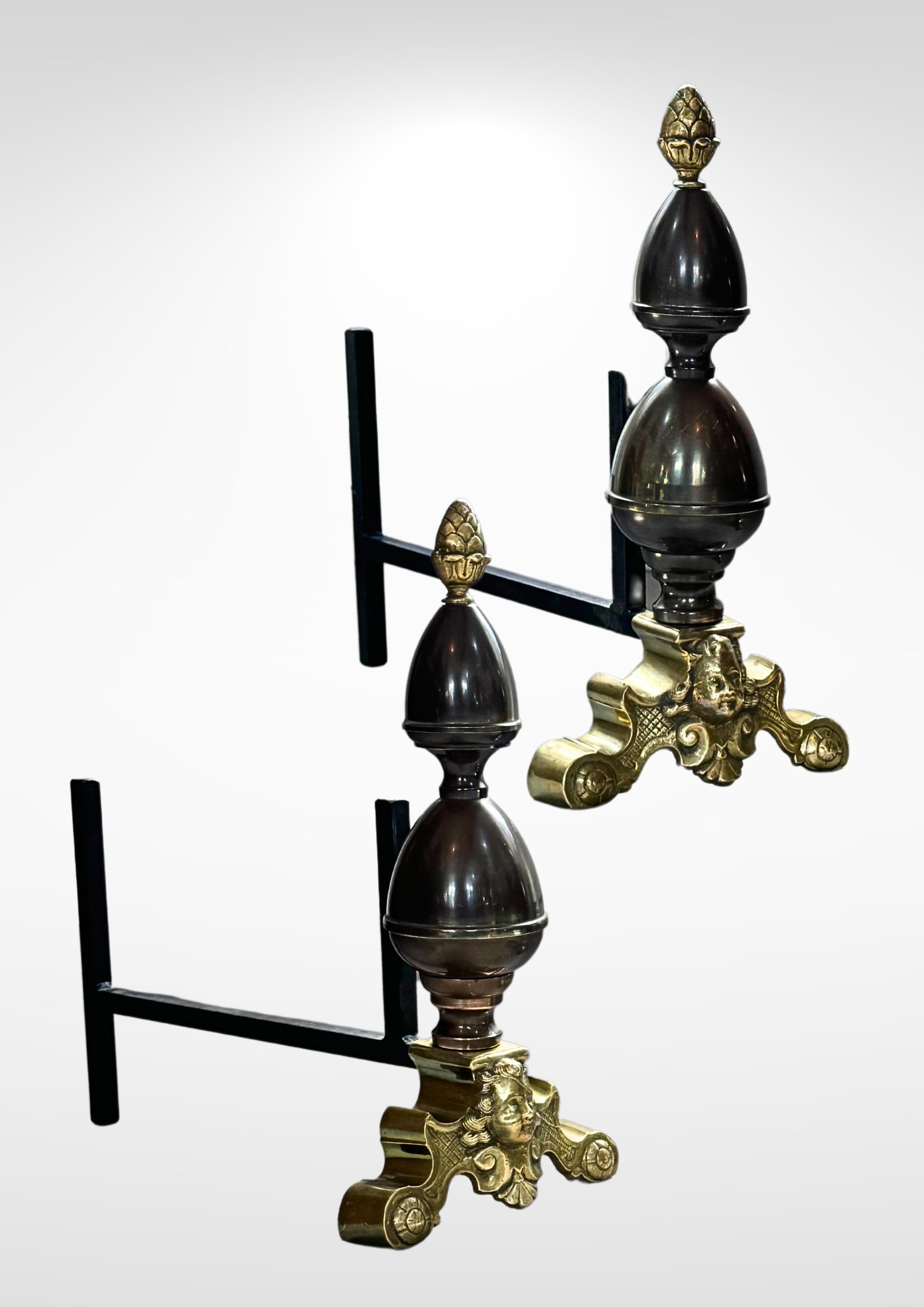 Laiton Grande paire d'anciens chenets hollandais en bronze moulé et laiton en vente
