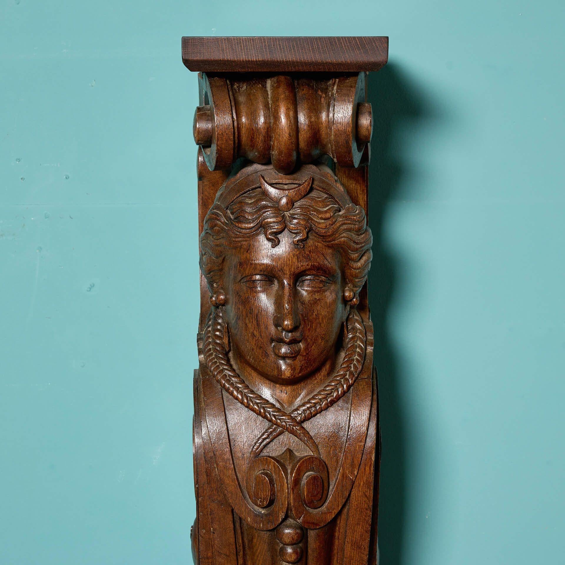 Vittoriano Grande coppia di staffe per cariatidi antiche inglesi intagliate in Oak in vendita