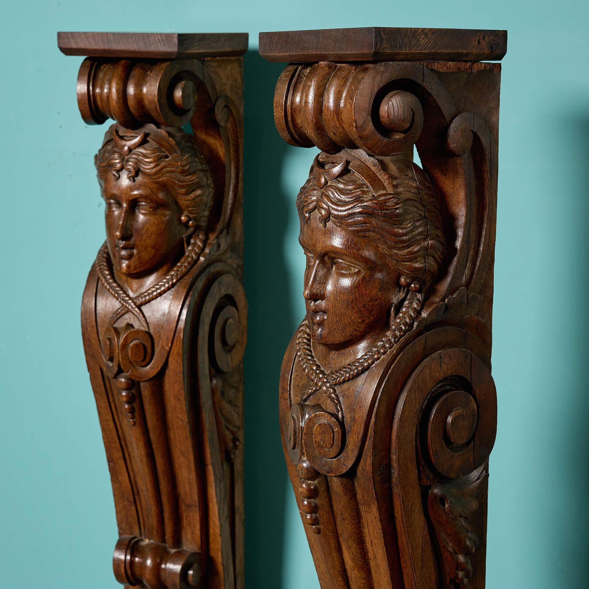 Inglese Grande coppia di staffe per cariatidi antiche inglesi intagliate in Oak in vendita