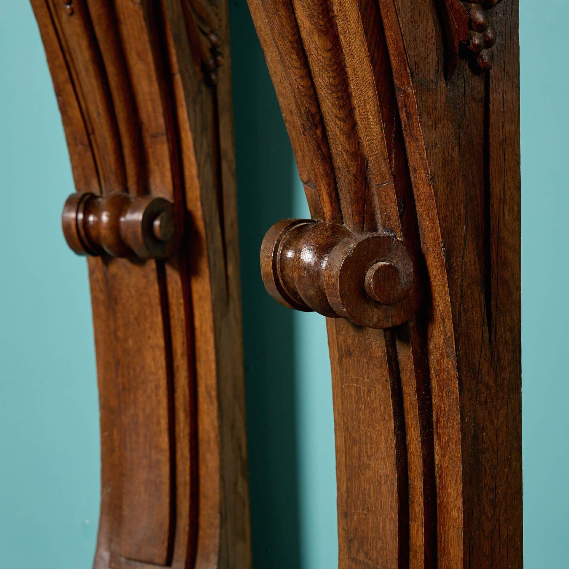 Grande coppia di staffe per cariatidi antiche inglesi intagliate in Oak In condizioni discrete in vendita a Wormelow, Herefordshire
