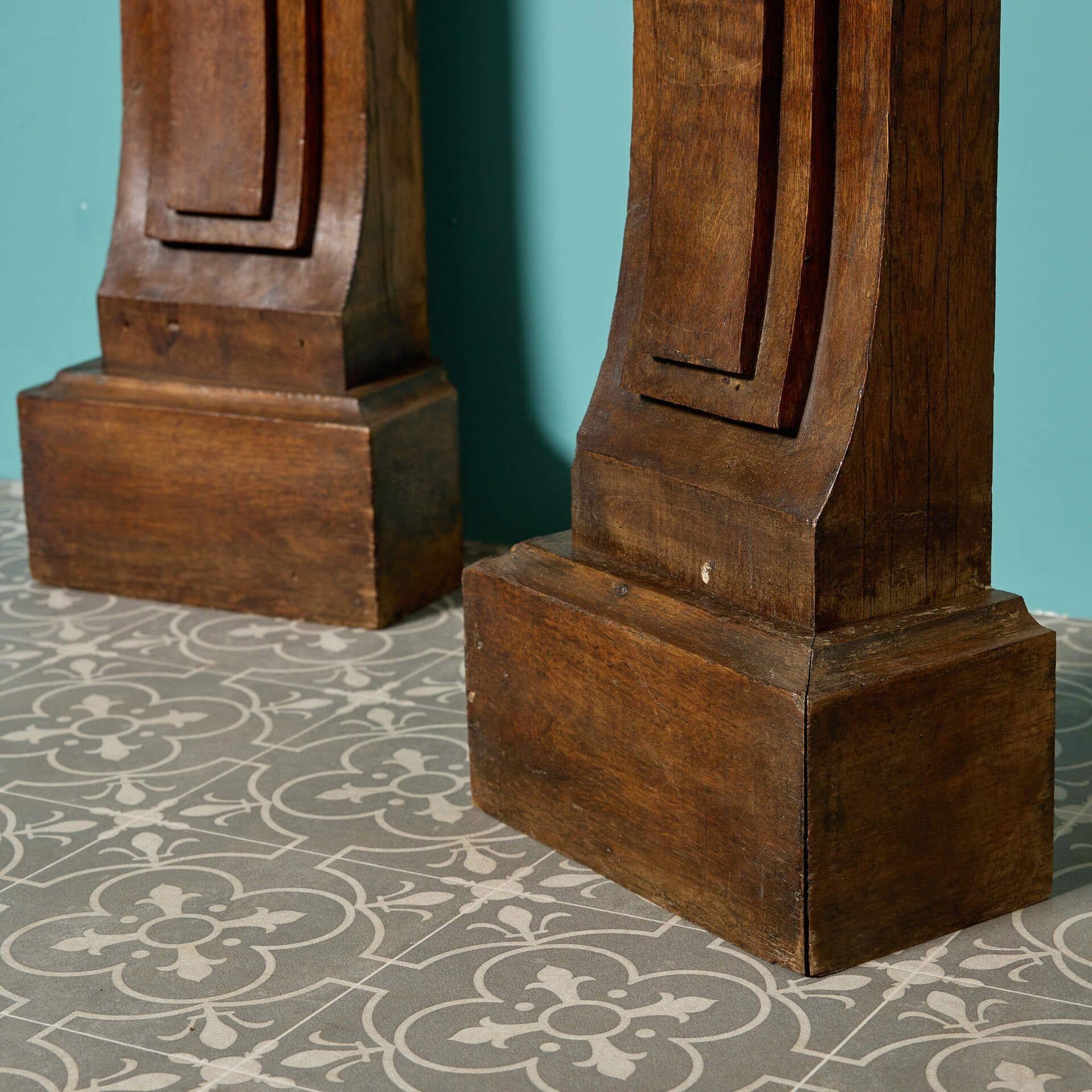 XIX secolo Grande coppia di staffe per cariatidi antiche inglesi intagliate in Oak in vendita