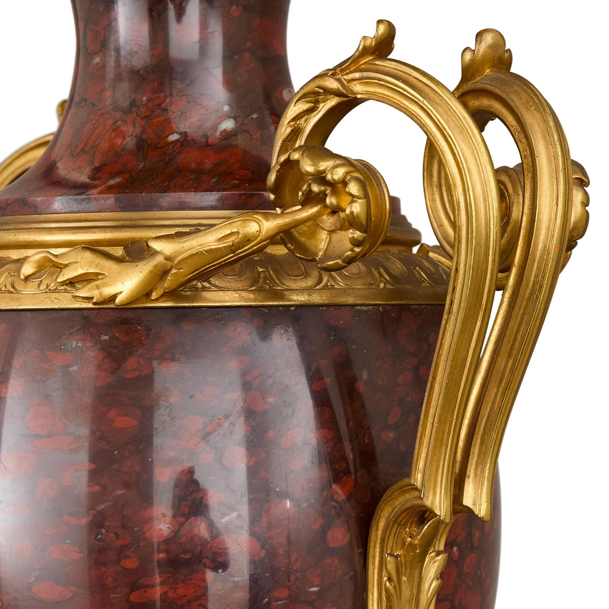 Gran Pareja de Antiguos Candelabros Franceses de Mármol y Ormolu de Paul Sormani Ormolú en venta