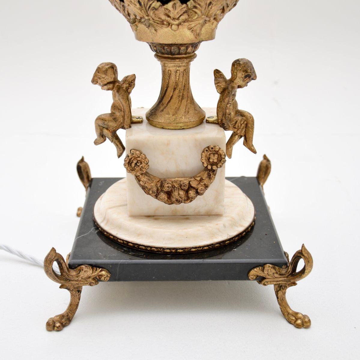Großes Paar antiker französischer Marmor-Tischlampen im Angebot 3