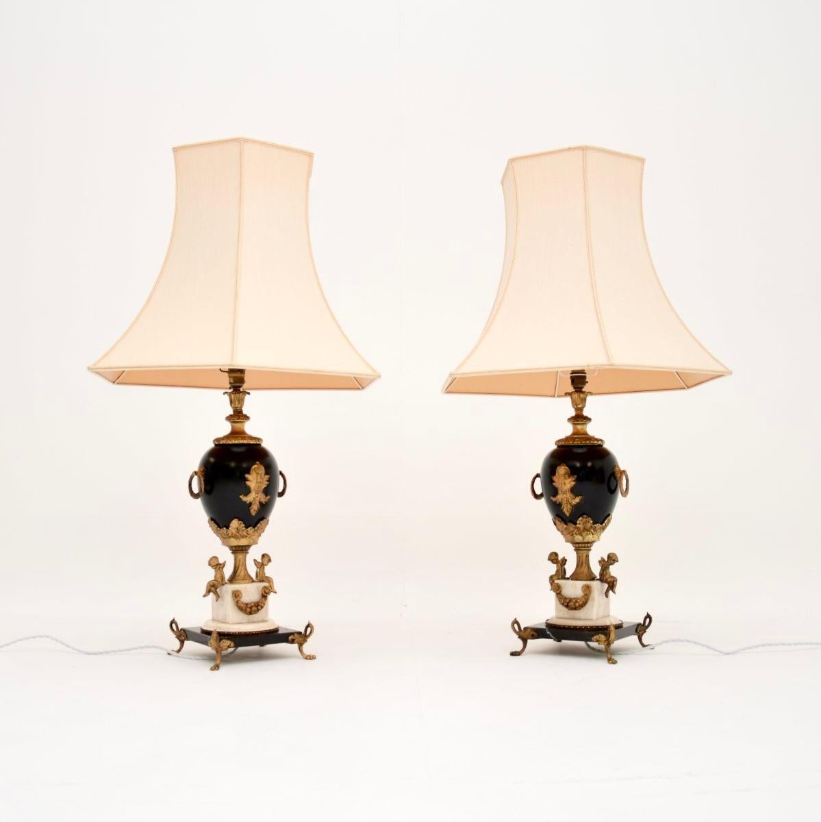 Ein beeindruckendes und großes Paar antiker französischer Marmortischlampen aus den 1930er Jahren.

Sie haben eine tolle Größe und sind schön gestaltet, die Qualität ist fantastisch. Sie stehen auf Marmorsockeln mit prächtigen vergoldeten