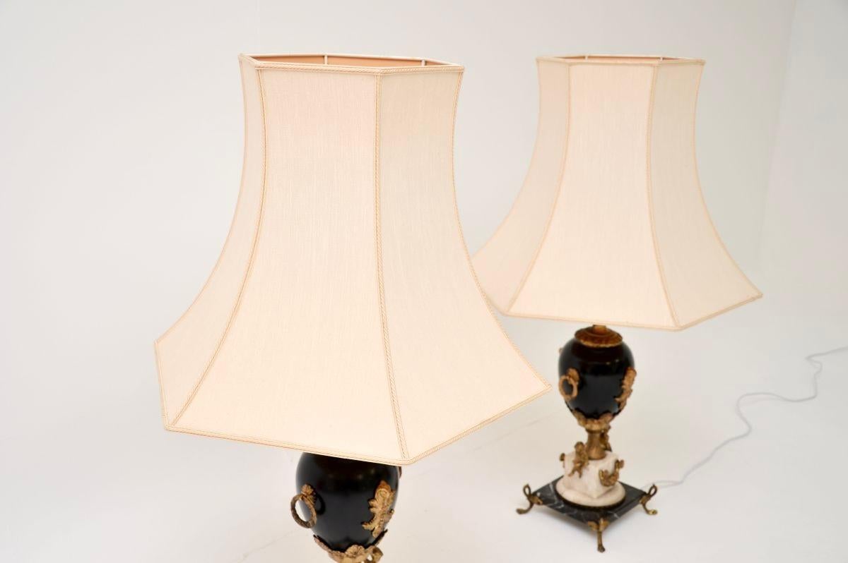 Großes Paar antiker französischer Marmor-Tischlampen (Emailliert) im Angebot