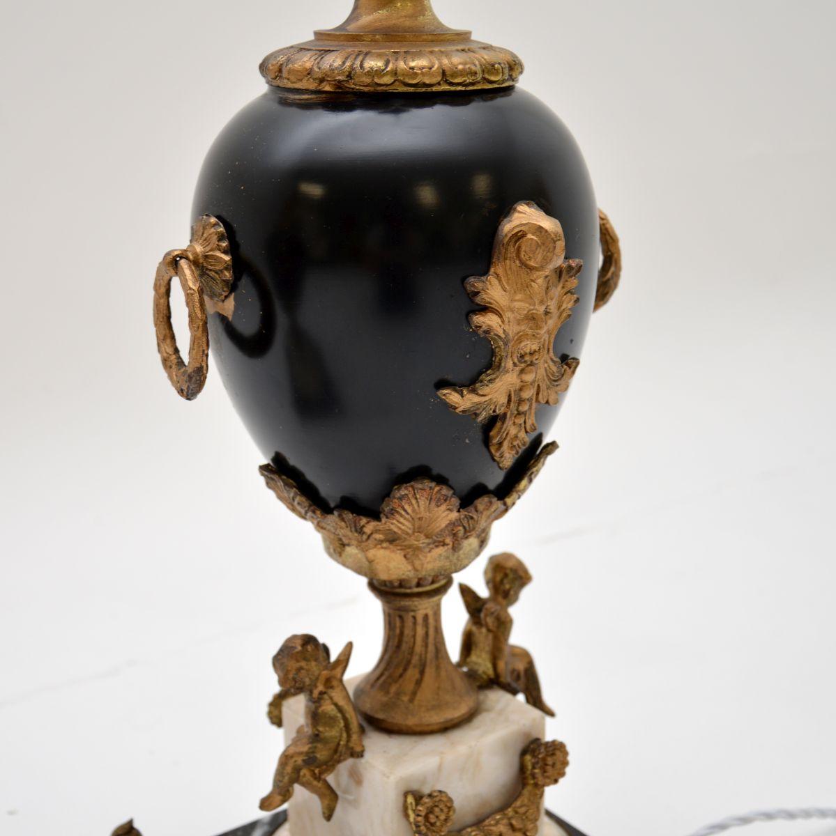 Großes Paar antiker französischer Marmor-Tischlampen (Metall) im Angebot
