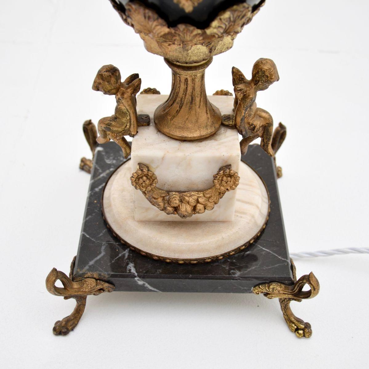 Großes Paar antiker französischer Marmor-Tischlampen im Angebot 1