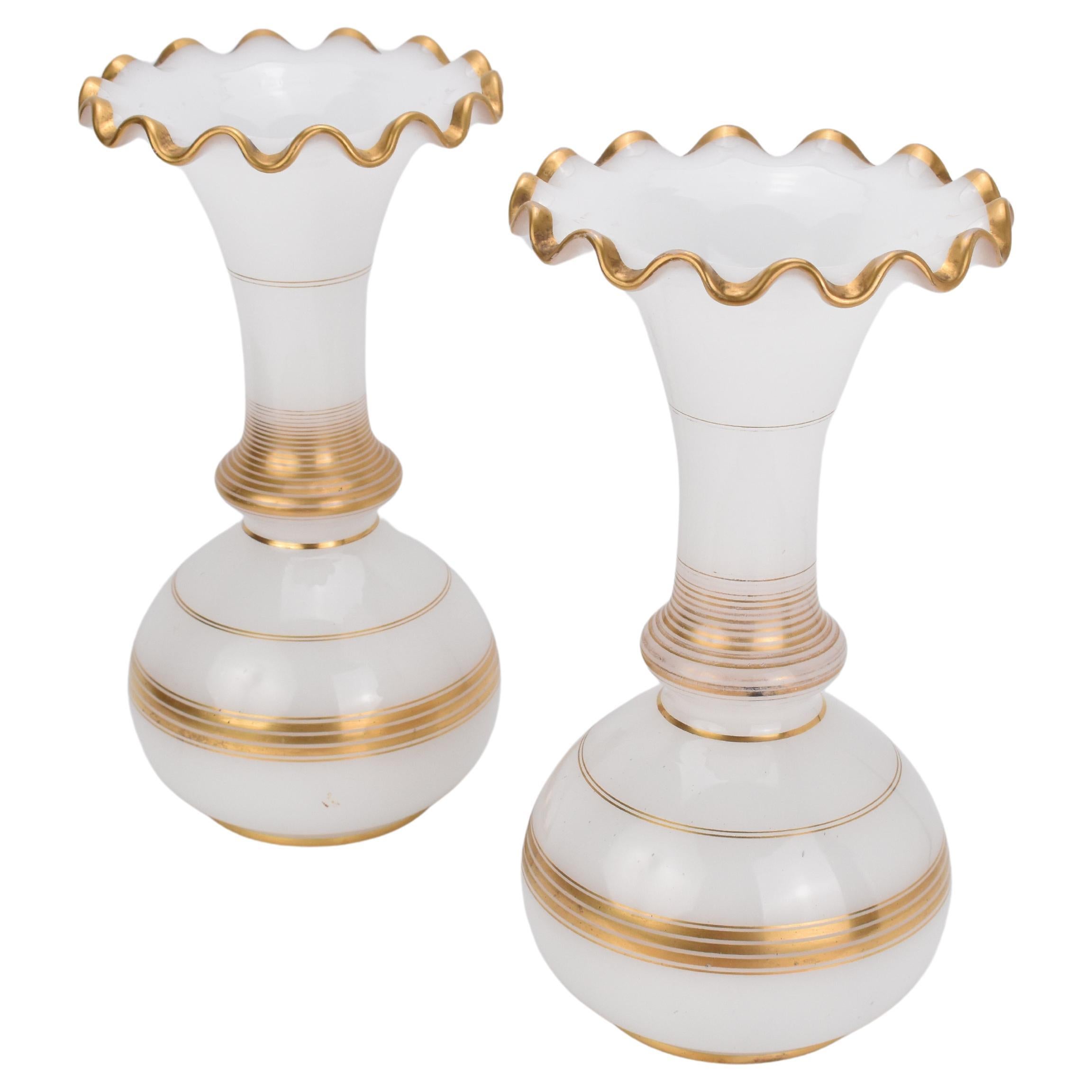 Napoléon III Grande paire de vases anciens en verre French Opaline Baccarat, 19e siècle en vente