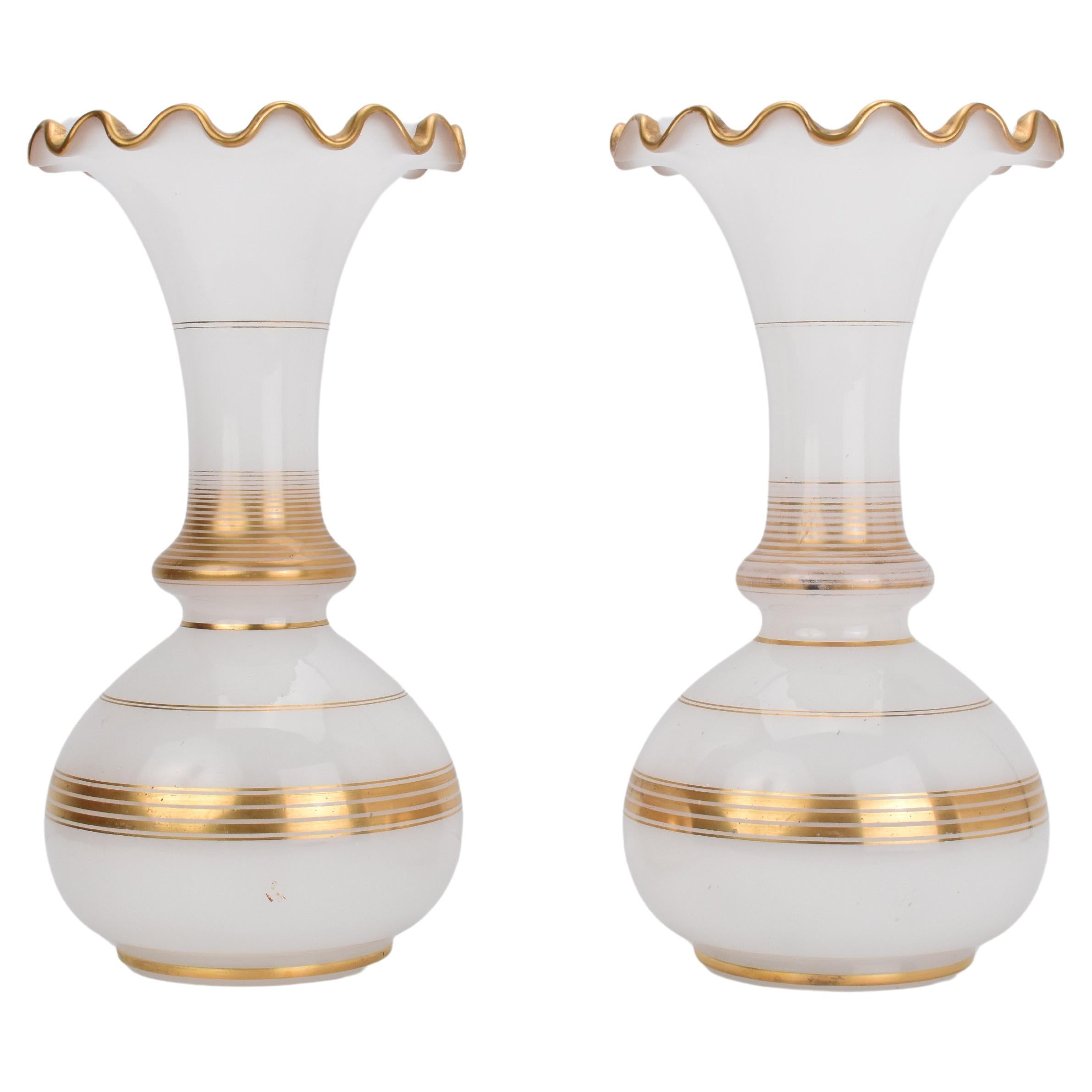 Français Grande paire de vases anciens en verre French Opaline Baccarat, 19e siècle en vente