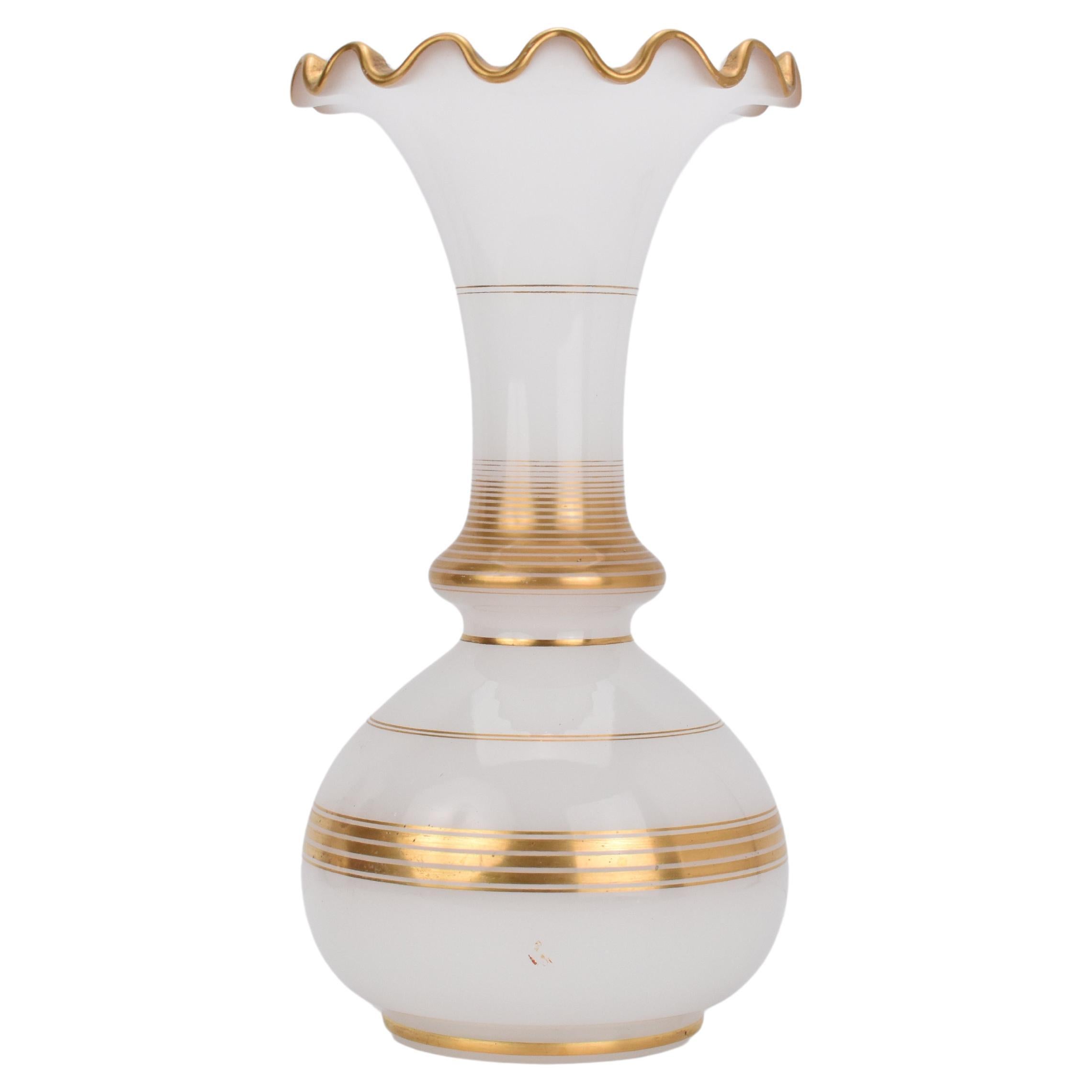Doré Grande paire de vases anciens en verre French Opaline Baccarat, 19e siècle en vente